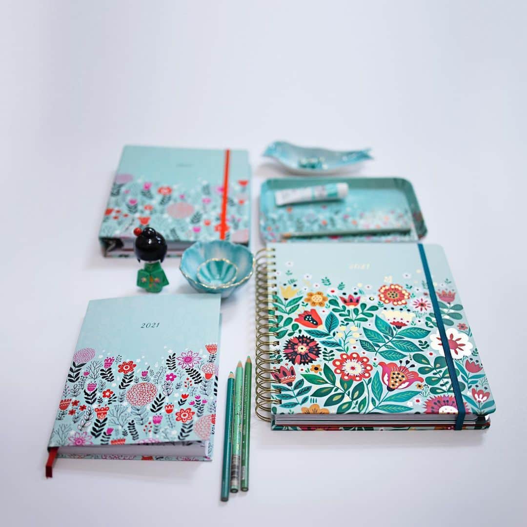 Dinara Mirtalipovaのインスタグラム：「I’m taking pictures of my 2021 planners over here. Since this year it’s a teal line 🗽, I’m turning my house upside down searching for any teal objects 😆  By the way, can you please tell me - which planner size is your favorite? Do you prefer a large desk planner, or do you like a smaller one that fits in your purse wherever you go?  #mirdinaraplanners」