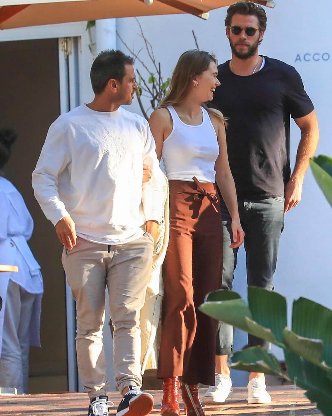 Just Jaredさんのインスタグラム写真 - (Just JaredInstagram)「@liamhemsworth and his girlfriend Gabriella Brooks grabbed lunch with his family including @chrishemsworth and @elsapatakyconfidential! #LiamHemsworth #GabriellaBrooks #ChrisHemsworth #ElsaPataky Photos: Splash」6月24日 6時13分 - justjared