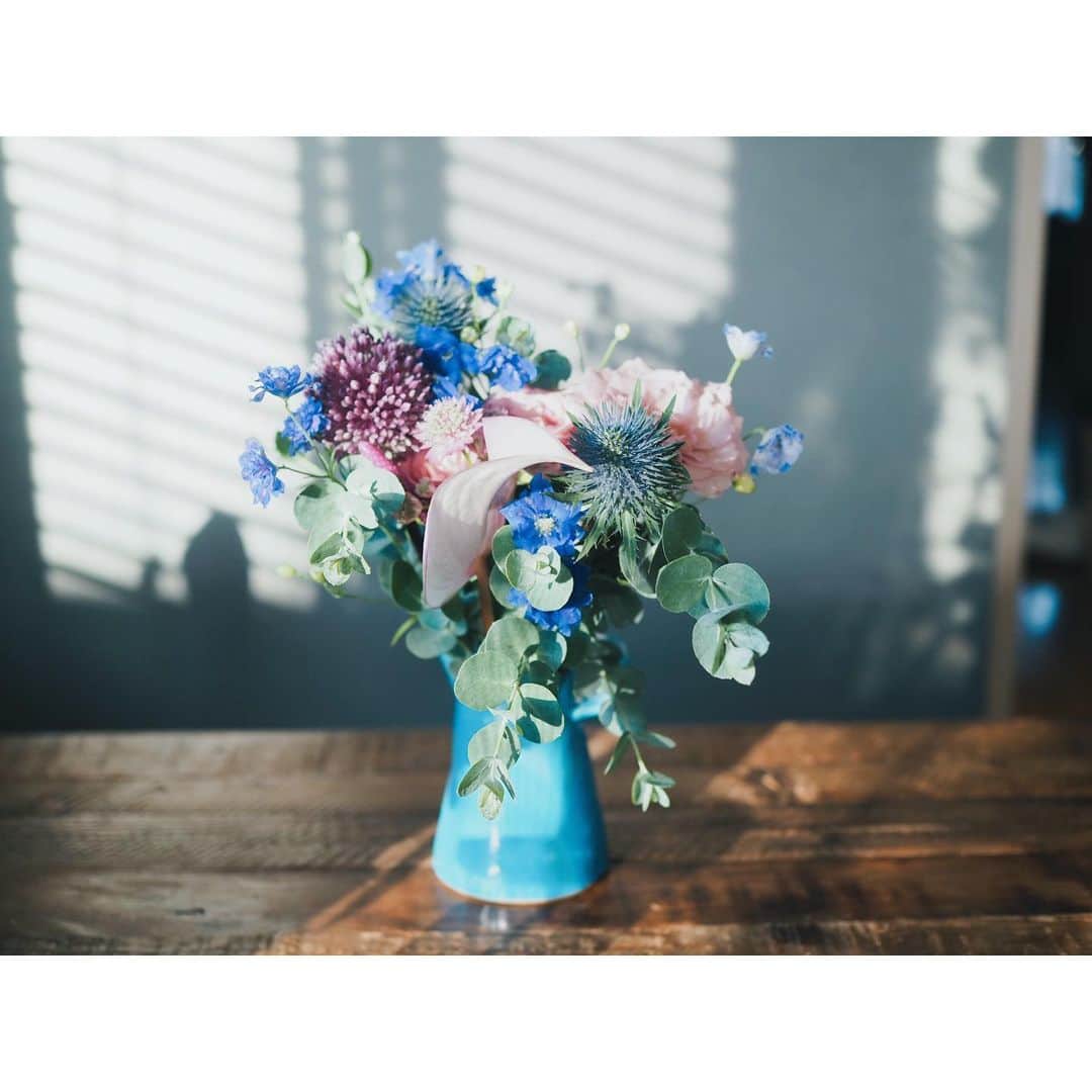 高山都さんのインスタグラム写真 - (高山都Instagram)「ありがとうのセンスがよいなと、妹に思った朝。 というか、花束貰うって嬉しい。 色もサイズ感も全部ワタシ好み♡ 陽があたって、また素敵に見えた夕景。 お花は @the.daffodils.flowershop  青い花器は @ishii_chang」6月24日 6時15分 - miyare38