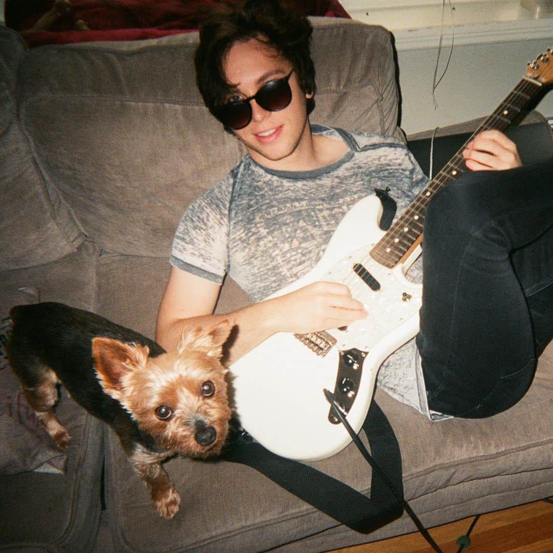 キートン・ストロンバーグのインスタグラム：「Here’s a photo of me and my dog」