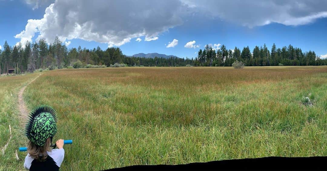 OLIVIAのインスタグラム：「Riding through a beautiful meadow with the little one. 💚💚💚💚💚」