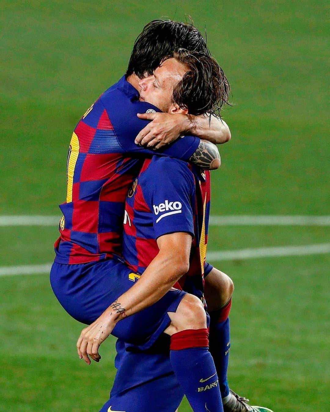 LFPさんのインスタグラム写真 - (LFPInstagram)「🔥 E U P H O R I A 🔥 • #LaLiga #LaLigaSantander #Barça #Messi #Rakitic #Football #Goals」6月24日 6時56分 - laliga