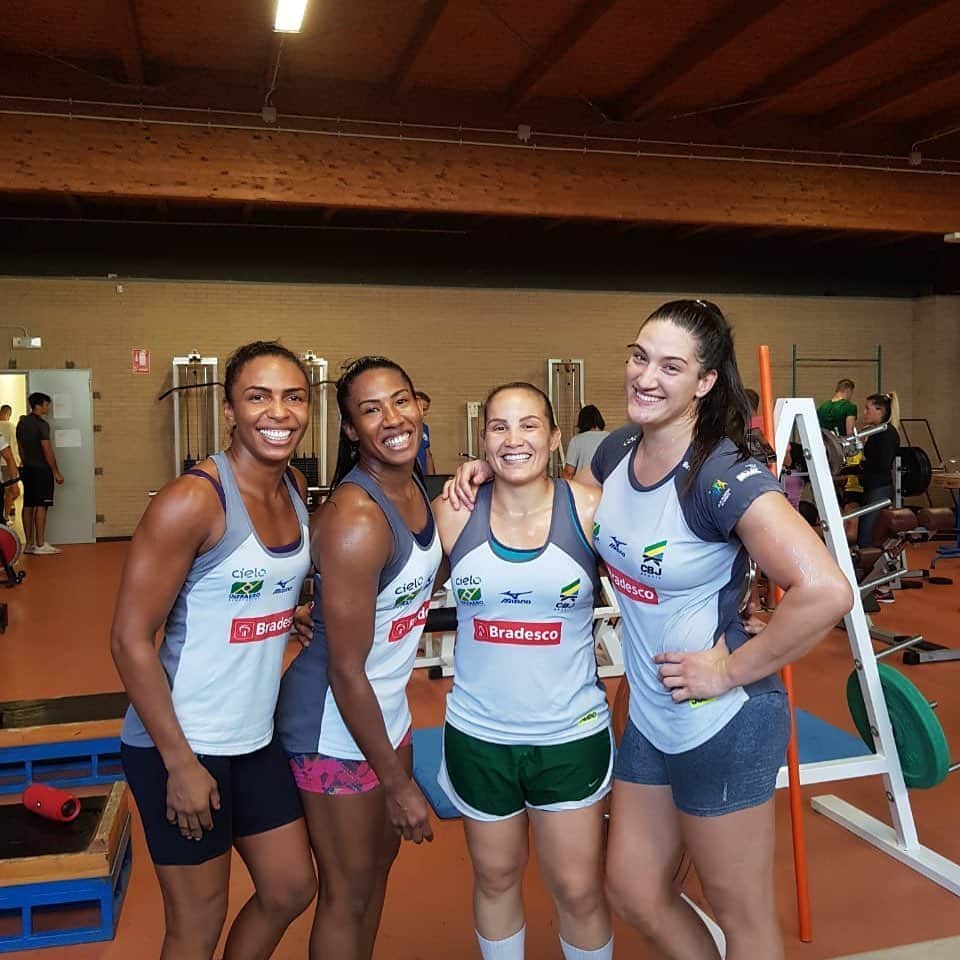 エリカ・ミランダのインスタグラム：「Feliz dia olímpico com essa fotinha antiga porém pesada❤️ 3 medalhas olímpicas e juntas somamos 8 participações 🥰💪🏾 #happyolympicday #olympicday」