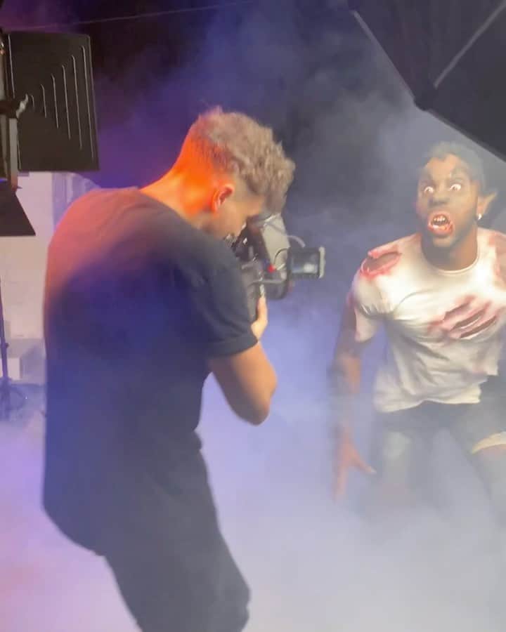 ジェイソン・デルーロのインスタグラム：「#Behindthescenes of the Werewolf @jenafrumes w/ @davidstrib  Me trying to howl was too funny 😂」