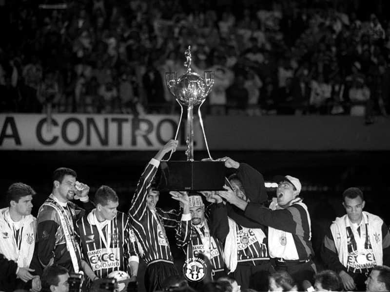 コリンチャンスさんのインスタグラム写真 - (コリンチャンスInstagram)「#Timão110 Campeão Paulista 1997  No Campeonato Paulista de 1997, o Corinthians jogou por música! Na fase classificatória uma goleada por 5 gols a 2 sobre o Palmeiras levou a Fiel Corinthiana ao delírio no Morumbi!  No quadrangular final, em jogos eletrizantes, o Time do Povo superou o Santos por 4 a 3, depois o Palmeiras por 2 a 0! Em 5 de Junho, no jogo decisivo novamente no Morumbi contra o São Paulo, o empate em 1 a 1 com gol de André Luiz deu o título do Paulistão para o Timão!  Festa Alvinegra pela 22ª taça no estado! Salve os campeões: Ronaldo, Fábio Augusto, Antonio Carlos, Henrique e André Luiz; Romeu, Gilmar, Souza, Marcelinho, Mirandinha e Donizete.」6月24日 7時10分 - corinthians