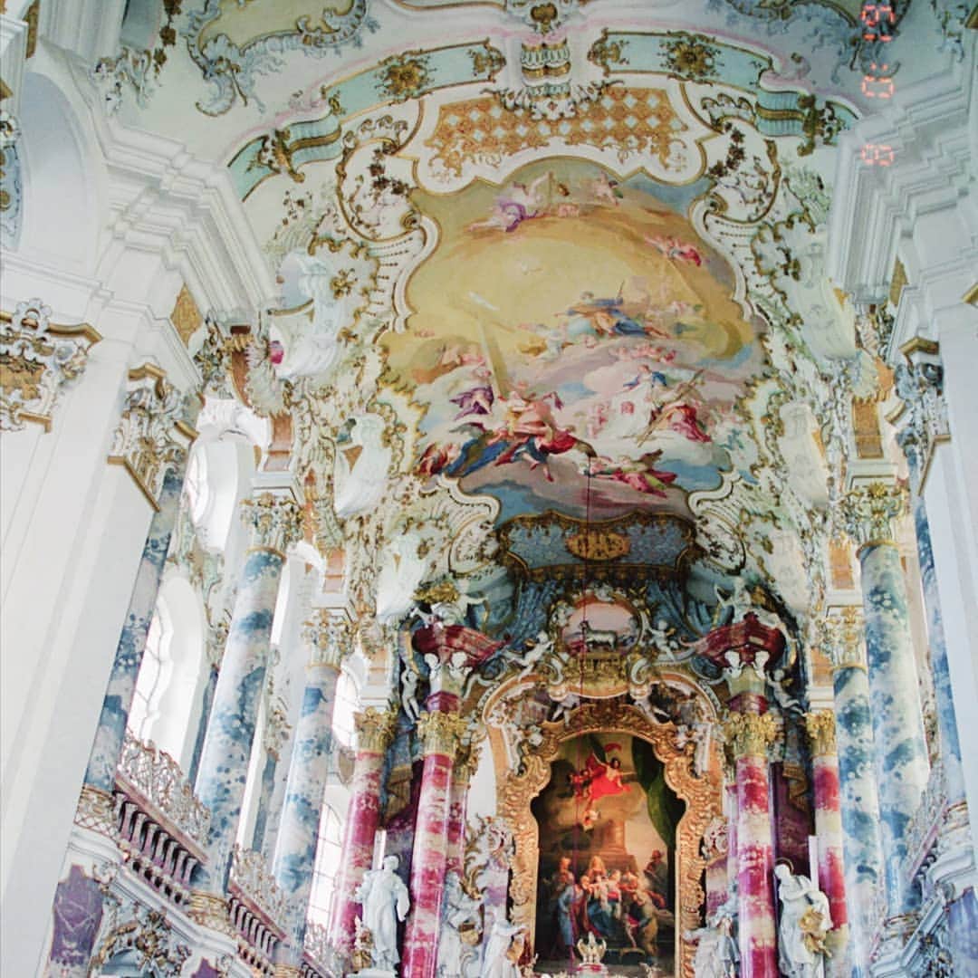服部彩加さんのインスタグラム写真 - (服部彩加Instagram)「第8弾は、ドイツ連邦共和国の #ヴィースの巡礼教会 🇩🇪 ・ロココ様式を代表する教会⛪ ロココ様式·····曲線、淡い色彩、壁面と天井に境目がない構造が特徴 ・鞭打たれるキリストの木像が涙を流したという｢ヴィースの奇跡｣ ・シンプルな外見と内装の美しいギャップがまた素敵✨ #もんの世界遺産 #世界遺産 #ドイツ #🇩🇪 #ヴィース #教会 #⛪ #German #WorldHeritageSite」6月24日 18時08分 - saika_hattori0228