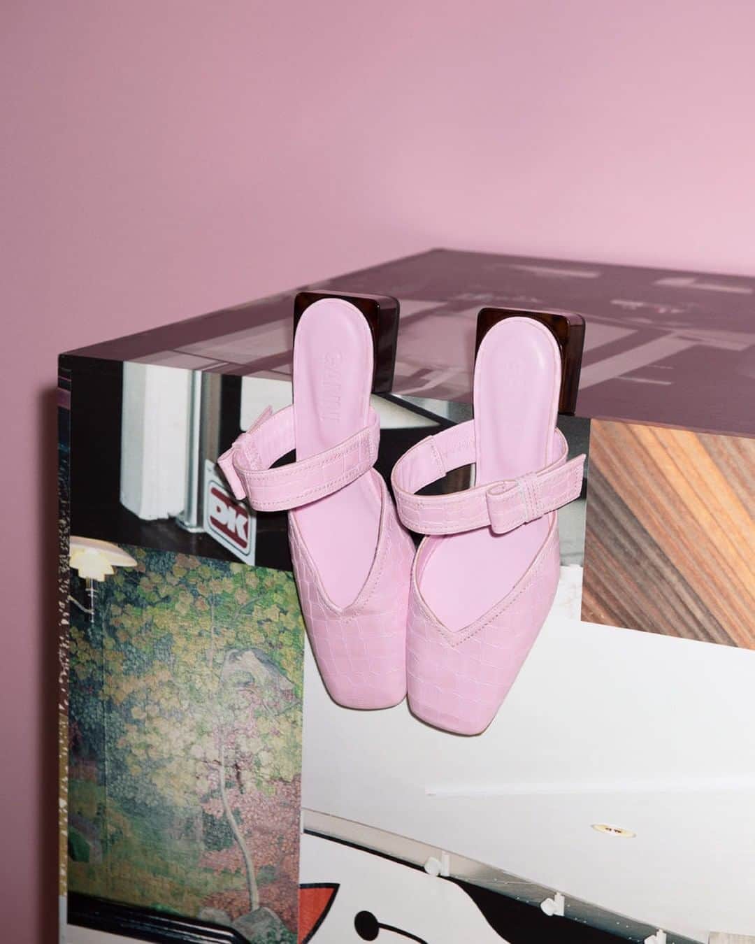 ガンニさんのインスタグラム写真 - (ガンニInstagram)「💗🌸💗🌸💗 Our strappy flat heels in cherry blossom pink #ganni」6月24日 18時00分 - ganni