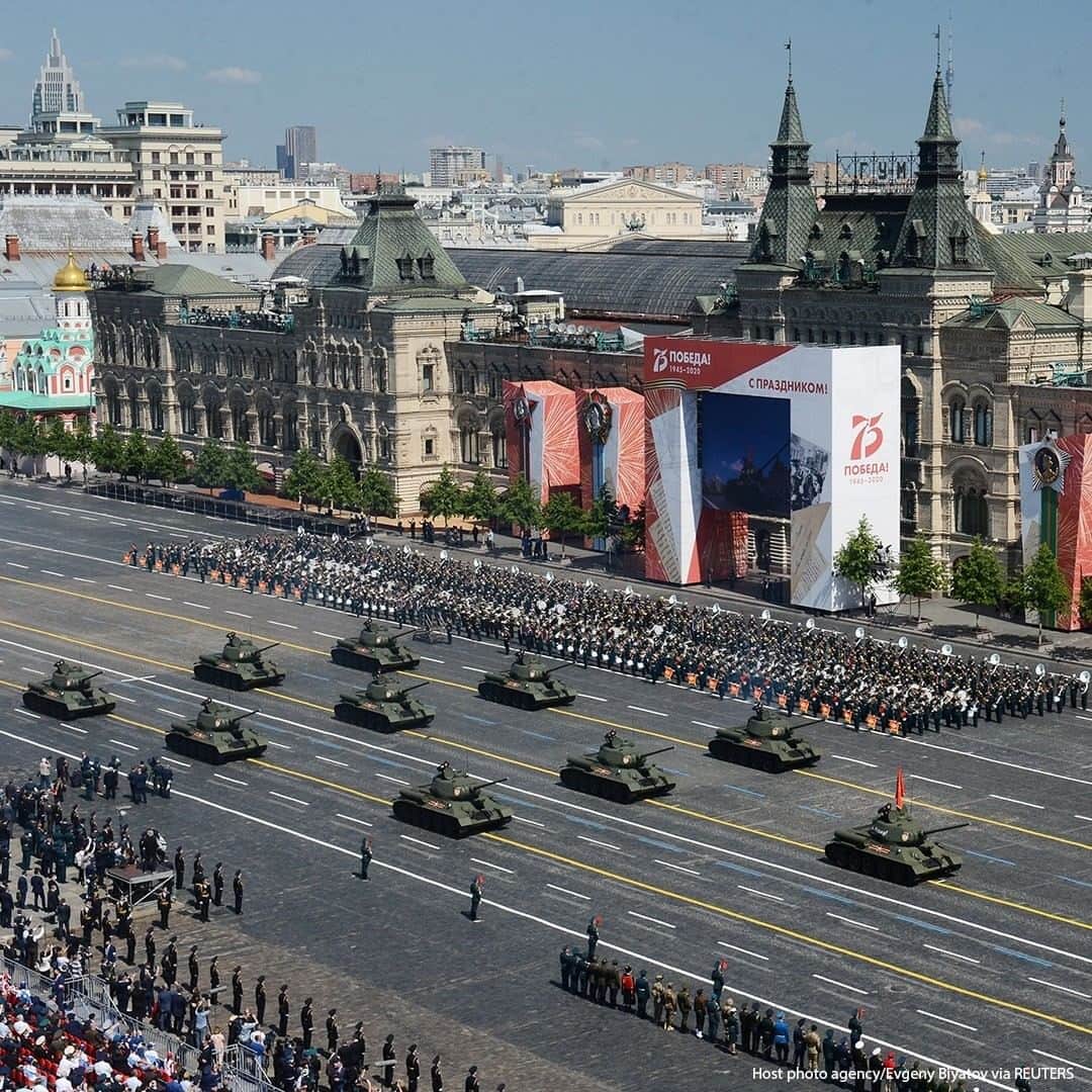 ABC Newsさんのインスタグラム写真 - (ABC NewsInstagram)「Russian servicemen march during the Victory Day Parade in Red Square in Moscow, Russia. The military parade, marking the 75th anniversary of the victory over Nazi Germany in World War Two, was scheduled for May 9 but postponed due to the coronavirus outbreak. #russia #moscow #victoryparade #wwii」6月24日 18時00分 - abcnews