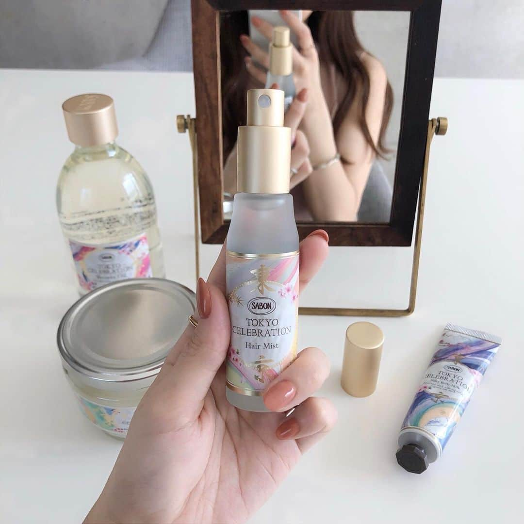 kumiさんのインスタグラム写真 - (kumiInstagram)「6/25に登場する @sabon_japan の数量限定コレクション「TOKYO CELEBRATION」🇯🇵 いつもと違うモダンジャポニズムな雰囲気にドキドキ。 ㅤㅤㅤ 書道家「万美」さんとコラボレーションされたパッケージが、四季折々の風を感じられるようでとにかく美しくって。 ㅤㅤㅤ レモンと爽やかなグリーン、ジャスミンにオレンジブロッサム。 気分がパッと明るく、華やかになるような香り＊ ㅤㅤㅤ ボディスクラブには、ミネラルたっぷりな死海の塩が入っていて使うとお肌がつるんと喜ぶから大好きなアイテム。 ㅤㅤㅤ 風が吹くたびに優しい香りで包みこんでくれるヘアミスト。 前向きに、幸せな気持ちにしてくれてお気に入り☻ ㅤㅤㅤ @sabon_japan の香りは、いつもキュンとさせてくれる。 このコレクションのパッケージ… 可愛すぎて使い切っても捨てられそうにないな。 ㅤㅤㅤ  #SABON#SABON東京セレブレーション #sabonad」6月24日 18時02分 - 93_0920