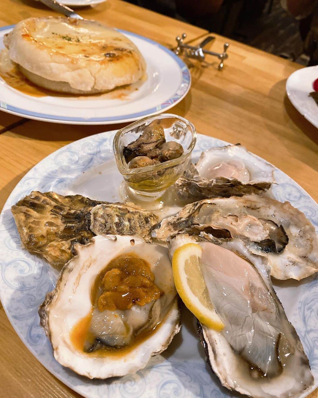 さわいえりさんのインスタグラム写真 - (さわいえりInstagram)「新宿にある  魚介イタリアン チーズ食べ放題 《UMIバル 》 行って来たよ💕 @umibal.shinjuku  大好きな牡蠣やチーズをたくさん食べました✨  牡蠣5種盛り合わせをお友達とシェアしながらたべましたが、ボリュームもありそれぞれのお味を楽しめました！  チーズたっぷりトロトロのpizzaシュリンプは、 海老がたくさん入っていて濃厚❣️ ・ 牡蠣出汁の柚子風味のパスタは、和風出汁があっさりしていて、量多そうに見えて意外とペロッと食べきりました☺️ ・ お店には女性が多く、隠れ家的なお店なので ぜひ足を運んでみる価値あります💓 ・ ・ ・ ・ ・ ・ #UMIバル #新宿グルメ #新宿ディナー #東京グルメ #東京ディナー #東京イタリアン #pr」6月24日 18時04分 - beauty_eri7