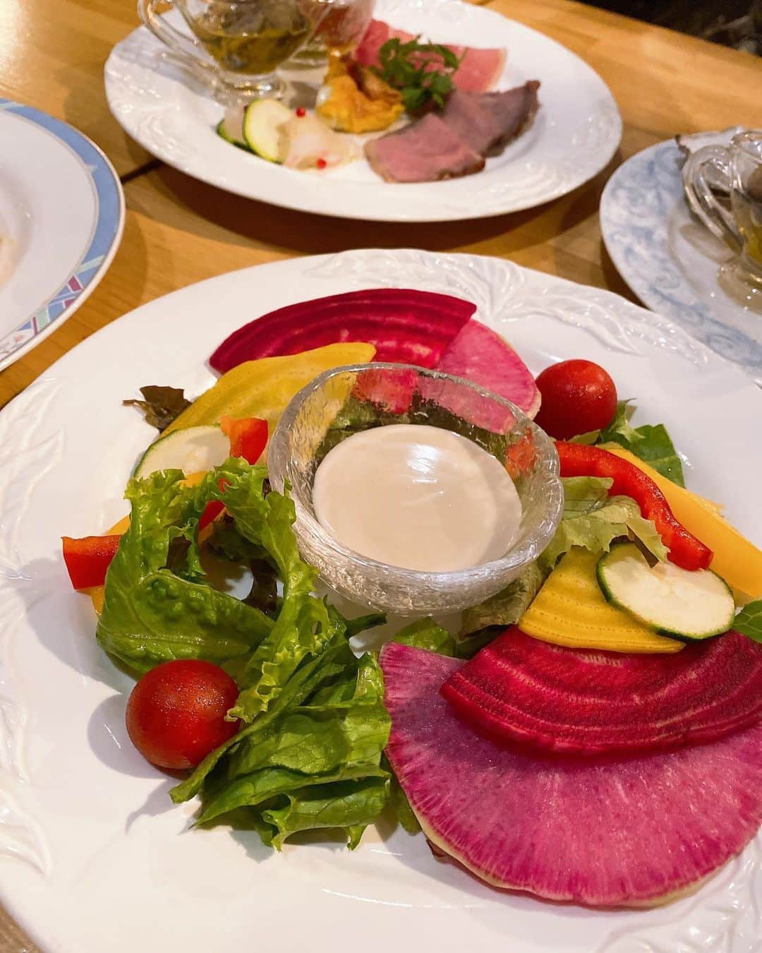 さわいえりさんのインスタグラム写真 - (さわいえりInstagram)「新宿にある  魚介イタリアン チーズ食べ放題 《UMIバル 》 行って来たよ💕 @umibal.shinjuku  大好きな牡蠣やチーズをたくさん食べました✨  牡蠣5種盛り合わせをお友達とシェアしながらたべましたが、ボリュームもありそれぞれのお味を楽しめました！  チーズたっぷりトロトロのpizzaシュリンプは、 海老がたくさん入っていて濃厚❣️ ・ 牡蠣出汁の柚子風味のパスタは、和風出汁があっさりしていて、量多そうに見えて意外とペロッと食べきりました☺️ ・ お店には女性が多く、隠れ家的なお店なので ぜひ足を運んでみる価値あります💓 ・ ・ ・ ・ ・ ・ #UMIバル #新宿グルメ #新宿ディナー #東京グルメ #東京ディナー #東京イタリアン #pr」6月24日 18時04分 - beauty_eri7