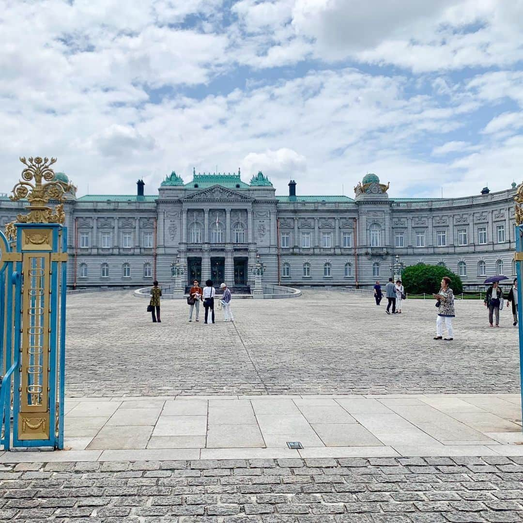 牛窪万里子さんのインスタグラム写真 - (牛窪万里子Instagram)「昨年の5月は赤坂迎賓館でのアフタヌーンティーを楽しみました。  迎賓館の一般公開も再開されたようですね。  ここは都内のパワースポットの1つ。  #赤坂離宮迎賓館  #アフタヌーンティー #赤坂迎賓館一般公開  #パワースポット #afternoontea」6月24日 16時36分 - mariko_ushikubo