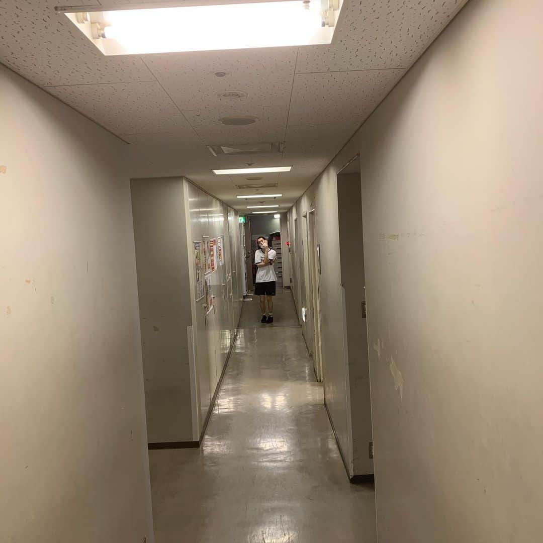 池田真一のインスタグラム：「ソーシャルディスタンスズィーヤ★🤞 皆さん本日です！ 21時半までチケットかえます！ 6/24(水) 21:00-22:00  オンライン配信 『ダブルアートのLet's enjoy Live ～ソーシャルディスタンスでコーナーSP〜』 ※アーカイブ期間は6/25(木)21:00まで」