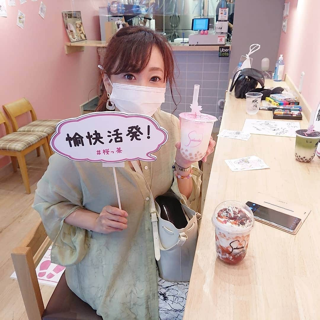 松浦麻里奈さんのインスタグラム写真 - (松浦麻里奈Instagram)「神保町【桜ッ茶】生タピオカ専門店☕ @sakuccha_jinbocho で、 新しく新発売の【いちごクッキーミルク】 デザートに、ピッタリ！！テイクアウト🙋💓 . . 店内は、カウンター椅子もあるし待っている間に、 「桜っ茶の塗り絵」で時間潰し😁🍒😁 . ムービー🎥三個目スワイプ❣️ . . コンセントもあるし、充電出来る～( ゜o゜) . 塗り絵で次回 割引利くそうな✨ 色んな人たちの塗り絵も見ながら待つのもいいかも🎵  久しぶりの塗り絵たのしい😃💕 . いちごクッキーミルクは、 たっぷりのミルクと、いちごムース、それから ほろっとしたクッキーも入ってて 飲むアイスクリームを食べてるみたい🤗  ストロー入れると中が崩れてしまうので 写真を撮るならストロー入れる前がオススメである🙌(^-^) . . タピオカを朝から手作りしており、 モチモチ、弾力あって食べごたえある！  普通のタピオカと違って、ドリンクによって タピオカの味も違うので飽きない！！ . . 抹茶系も美味しかった😋🍴💕 桜も、年中楽しめるのもいいね♡♡♡ . . .  #生タピオカ専門店 #神保町 #神保町カフェ #神保町デザート #神保町グルメ #デザート #desert #カフェ #塗り絵 #抹茶 #桜 #いちご #コーヒー #黒糖 #タピオカ #ミルク #いちごクッキーミルク #桜っ茶 #桜っ茶神保町店 #桜っ茶浅草店 #アイスクリーム #濃厚 #濃厚な味わい #タピオカミルクティー #タピオカ部  #タピオカ巡り #新作デザート #pr #yummyfood」6月24日 16時44分 - ay114.831m