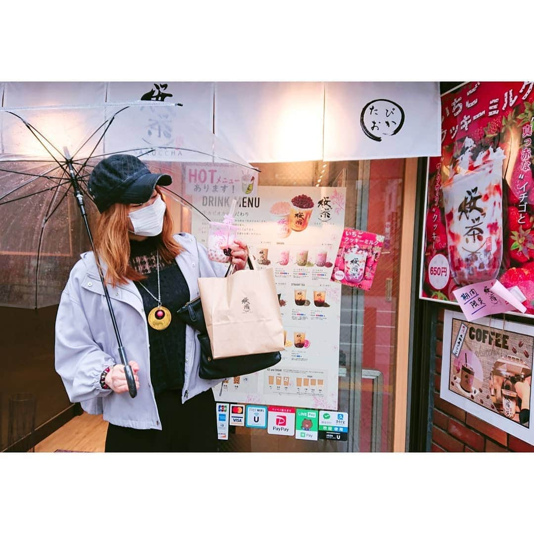 松浦麻里奈さんのインスタグラム写真 - (松浦麻里奈Instagram)「神保町【桜ッ茶】生タピオカ専門店☕ @sakuccha_jinbocho で、 新しく新発売の【いちごクッキーミルク】 デザートに、ピッタリ！！テイクアウト🙋💓 . . 店内は、カウンター椅子もあるし待っている間に、 「桜っ茶の塗り絵」で時間潰し😁🍒😁 . ムービー🎥三個目スワイプ❣️ . . コンセントもあるし、充電出来る～( ゜o゜) . 塗り絵で次回 割引利くそうな✨ 色んな人たちの塗り絵も見ながら待つのもいいかも🎵  久しぶりの塗り絵たのしい😃💕 . いちごクッキーミルクは、 たっぷりのミルクと、いちごムース、それから ほろっとしたクッキーも入ってて 飲むアイスクリームを食べてるみたい🤗  ストロー入れると中が崩れてしまうので 写真を撮るならストロー入れる前がオススメである🙌(^-^) . . タピオカを朝から手作りしており、 モチモチ、弾力あって食べごたえある！  普通のタピオカと違って、ドリンクによって タピオカの味も違うので飽きない！！ . . 抹茶系も美味しかった😋🍴💕 桜も、年中楽しめるのもいいね♡♡♡ . . .  #生タピオカ専門店 #神保町 #神保町カフェ #神保町デザート #神保町グルメ #デザート #desert #カフェ #塗り絵 #抹茶 #桜 #いちご #コーヒー #黒糖 #タピオカ #ミルク #いちごクッキーミルク #桜っ茶 #桜っ茶神保町店 #桜っ茶浅草店 #アイスクリーム #濃厚 #濃厚な味わい #タピオカミルクティー #タピオカ部  #タピオカ巡り #新作デザート #pr #yummyfood」6月24日 16時44分 - ay114.831m