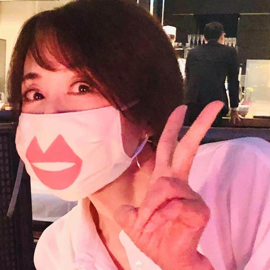 奈美悦子さんのインスタグラム写真 - (奈美悦子Instagram)「UesakoMiekoさんにプレゼントして頂いたマスク！ 似合い過ぎて怖い（笑）#マスク#マスクは必須 #楽しいマスク#視線が気になる#セクシー？#怖い？#UVカット#肌に優しい」6月24日 16時58分 - nami.etsuko