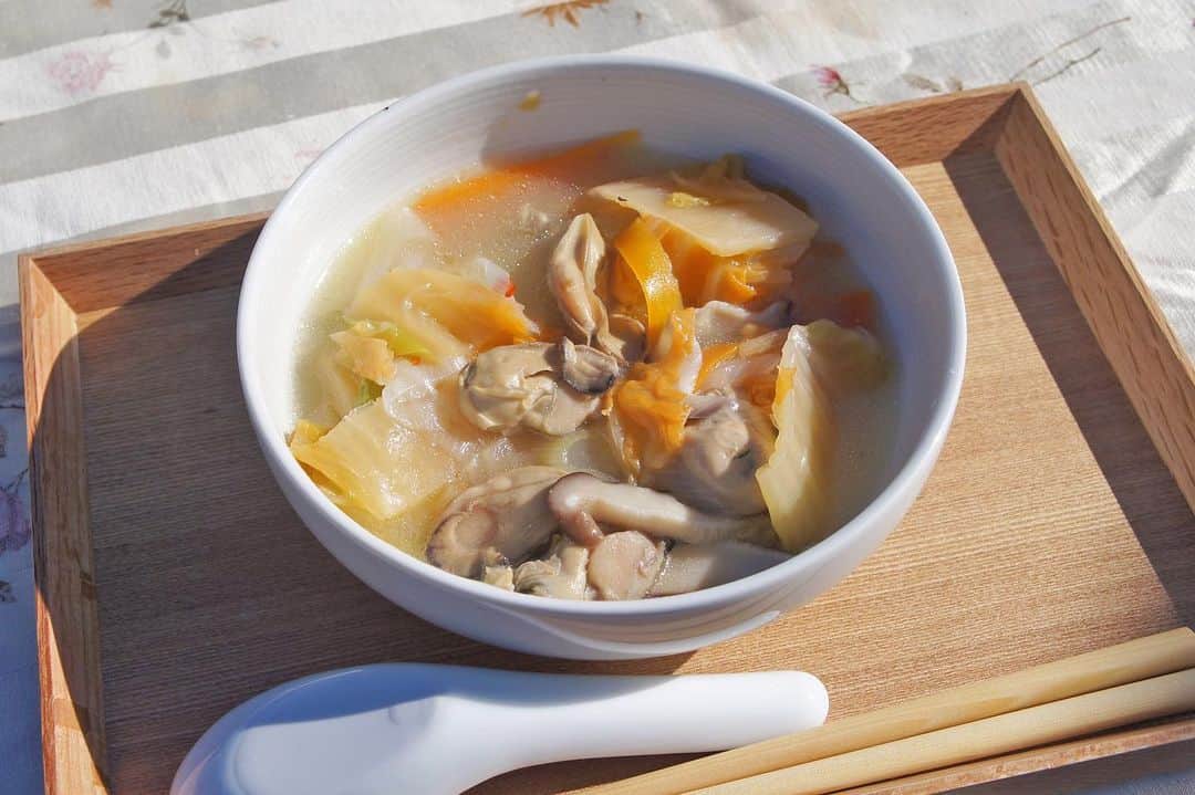 平塚市さんのインスタグラム写真 - (平塚市Instagram)「* 平塚産の農産物を使って おうちごはんを楽しもう！ 夏は冷房や冷たい飲み物で どうしても体を冷やしてしまいがち… そんな時は温かいスープで 身体の調子を整えましょう。 ■白菜と牡蠣のスープ煮 〔材料〕 ・ハクサイ　1/4個 ・ニンジン　1/2個 ・シイタケ　2枚 ・ナガネギ　1本 ・カキのオイル漬け　10粒 ・スープの素　大匙１ ・水　2カップ 〔作り方〕 1 野菜を食べやすい大きさに切る 2 鍋にカキのオイル漬けのオイルを入れ、野菜をさっと炒める 3 カキと水、スープの素を入れて蓋をし、１５分ほど煮込む 4 塩・胡椒で味を調え、水溶き片栗粉でとろみをつける * 動画でご覧になりたい方は YouTube「平塚産」「平塚食べCIAO」で検索♪ *** #手をつなぎたくなる街 #hiratsukagood #hiratsuka#平塚 #kanagawaphotoclub #平塚食べCIAO‼ #平塚食べCIAOちゃお #レシピ#料理 #クッキング #おうちごはん #おうちごはん部 #今日のごはん #白菜#カキ#牡蠣 #スープ#スープ煮 #週末の過ごし方 #日々#暮らし #instagramjapan#igersjp」6月24日 16時56分 - hiratsukagood
