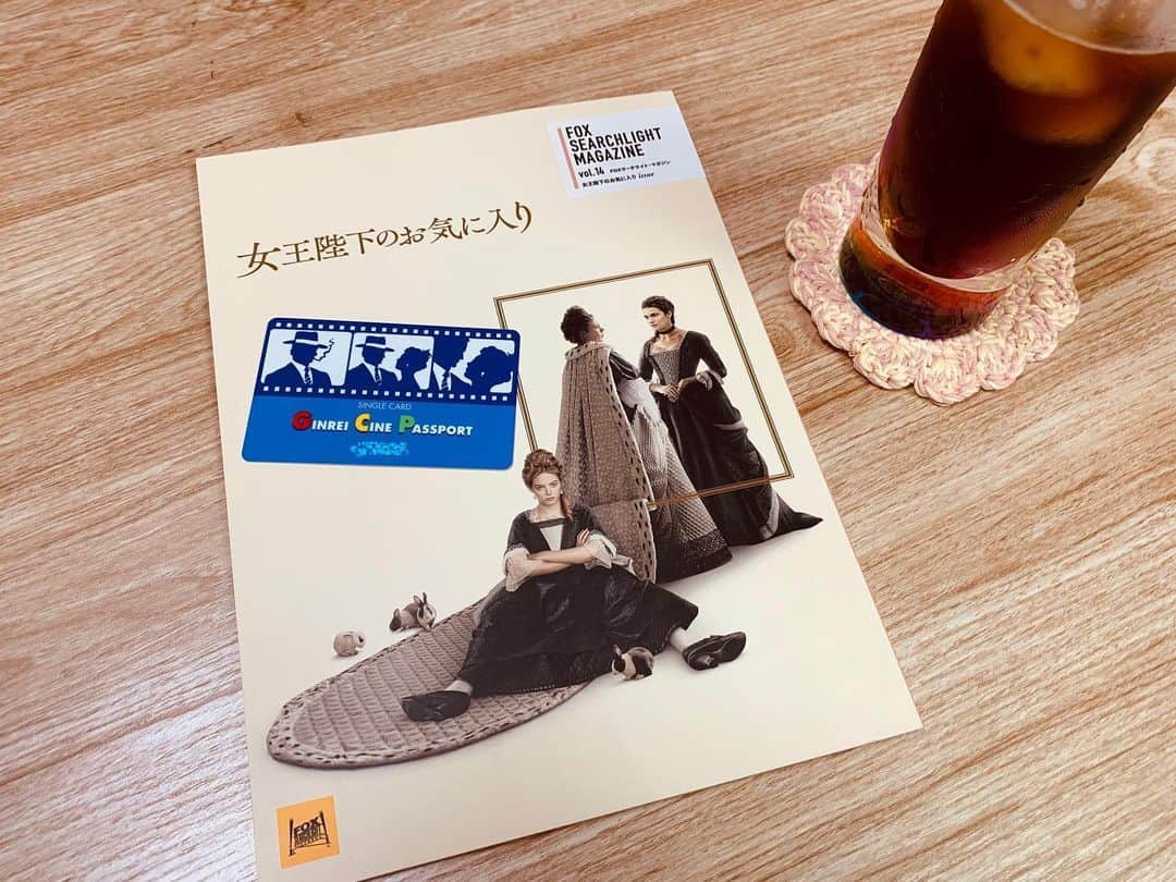 秋山ゆずきのインスタグラム：「お気に入りの映画館の話。  今まであんまり どこの映画館でよく映画を観てるって話は してこなかったのですが、 ちょっとだけ🌟  私は神楽坂のギンレイホールが大好きで、 実は年間パスポートを持っています。  ギンレイホールはすごく懐かしい雰囲気の映画館で、 なんだかおばあちゃんの家に遊びに行った感覚になる映画館です。笑  1日2本立てで映画を上映していて 約2週間くらいで作品が変わります。 (コロナ対策のため26日までは違うらしいです)  2週間同じ作品を上映してるので 1度観て、また観たくなったら 期間内だったら観れちゃうんです。 逆も然り。 最終日に観にいってめちゃくちゃテンション上がって あーーーもっかいみたいー！！！って思っても 明日から違う作品なので なんでもっと早く観にこなかったんだろうって 悔しくなる事もあります。  私は、あーーーーもっと早く観に来とけばって 後悔することが大半です。  ギンレイホールってお客さんもなんだか可愛くて 上映中に仲良くサンドウィッチ食べてるご夫婦がいたり、 袋ゴソゴソしてお姉さんにちょっと怒られてるお客さんがいたり、 上映始まって真っ暗な中 空いてる席探してるサラリーマンさんがいたり、 そのサラリーマンさんにここ空いてますよって 教えてあげたら すごい泣ける映画で 知らないサラリーマンさんと隣で号泣しながら映画観て 上映後ちょっと照れくさく会釈して別れたり。  上映されてる映画もとっても素敵で 去年1番好きだった映画 『女王陛下のお気に入り』と出会ったのも ギンレイホールでした。  他にも自分から進んで観ないような映画でも ギンレイホールに行ったら観て、 〝存在のない子供たち 〟 観たあとなんてなんかよくわかんないけど 涙止まらなくて、号泣しながら帰ったりしてました。 気持ち悪くなるくらい泣いたなぁ。  ちょっと長くなりましたが、 何でこんなことを突然書いたかといいますと、 ギンレイホールが、クラウドファンディングをはじめたらしいです！  ミニシアターエイドの時もですが、 なにか応援できることってないかなって考えた時 SNSがこんなにも盛んな今、 少しでも知ってくれる人がいればと思い 書いてみました。  ギンレイホールがクラウドファンディングしてるのを知ったのも HPをチェックしてたからでは無く、 Twitterのリツイートでした。 SNS、ありがとう。  ちなみに私はオリジナルTシャツのコースにしました😏  もちろんギンレイホールだけでなく、 みなさんの好きな、大切な映画館が この危機を乗り越えて、存在し続けられますように。  #ギンレイホール #名画座 #名画座ギンレイホール  #映画館 #お気に入り映画 #映画好きな人と繋がりたい  #クラウドファンディング #映画好き  http://www.ginreihall.com/index.html」