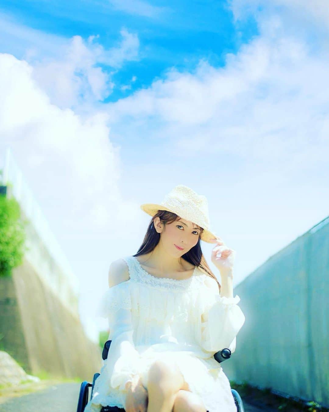 のインスタグラム：「梅雨が終われば暑っっつい夏が😱  #portrait #portraitmood #portrait_star #portraits_ig #portrait_shots #likes #portrait_universe #wheelchairgirl  #wheelchairbarbie #best_photogram #wheelchairlife #よしっ #カメラマンさん募集 #モデル #作品撮りモデル #麻生真里 #写真が好きな人と繋がりたい #写真撮ってる人と繋がりたい #タレント #シンガー #車椅子女子 #車椅子ユーザー #被写体 #ポートレートモデル  #フリーモデル #ポートレート #カメラマンさんと繋がりたい #青空 #カメラ好きな人と繋がりたい」