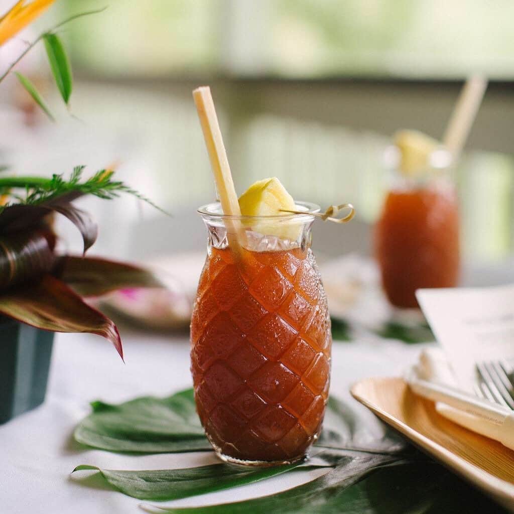 ハワイアン航空さんのインスタグラム写真 - (ハワイアン航空Instagram)「ムシムシ、ジメジメが続く日は、#プランテーションアイスティー を飲んですっきりしませんか？作り方はとっても簡単♪濃い目に入れた紅茶7に対して100％のパイナップルジュース（おすすめはDole 100% Pineapple Juice🍍）3を混ぜるだけ。割合はお好みで調整してくださいね。はちみつなどで甘さをプラスしてもグッド🤙🏽 氷をたっぷり入れて、カットパインを飾ればよりハワイ気分に🌺😍 .  #ハワイ好きな人と繋がりたい #ハワイの風景 #おうちでハワイ #Alohaのおすそ分け 💛」6月24日 17時00分 - hawaiianairlinesjp