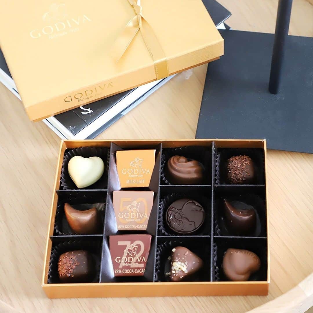 GODIVAさんのインスタグラム写真 - (GODIVAInstagram)「なめらかな口どけと上質な香りのチョコレートを楽しめる、ゴディバの定番「ゴールド コレクション」。 愛され続ける人気の定番チョコレート粒とカレで、贅沢な時間をお過ごしください。 https://bit.ly/3hUiJdC  #ゴールドコレクション #ゴディバ #チョコレート #チョコ #スイーツ #プレゼント #ギフト #godiva #chocolate #cookie #limited #sweet #sweets #instasweet #instafood #present #gift」6月24日 17時00分 - godiva_japan