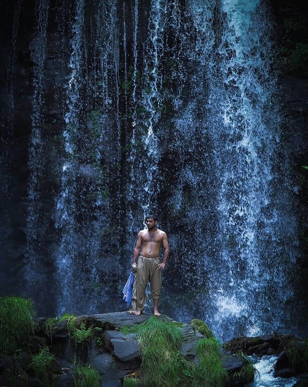 ?長野県 観光 公式インスタグラム さんのインスタグラム写真 - (?長野県 観光 公式インスタグラム Instagram)「//﻿ Photo by @hiroyuki0919﻿ ﻿ Karasawa Falls in Sugadaira Kogen﻿ (Ueda City)﻿ ﻿ Karasawa Falls is located in Sugadaira Kogen. Surrounded by lush natural scenery, the falls have an impressive 15-meter drop.﻿ ﻿ ==========﻿ ﻿ 迫力の景観﻿ 「菅平高原 唐沢の滝」﻿ ＠上田市﻿ ﻿ 菅平高原にある「唐沢の滝」﻿ 高さ15mもある迫力ある景観が﻿ 大自然のなかに浮かび上がります🍃﻿ ﻿ 新緑とのコントラストも美しく﻿ 訪れた人を魅了します✨﻿ ﻿ ーーーーーーーー ﻿ ﻿ Location /Ueda City, Nagano, Japan﻿ ﻿ #おうちでながの﻿ #長野のいいところ﻿ #唐沢の滝﻿ #上田市」6月24日 17時00分 - nagano_japan