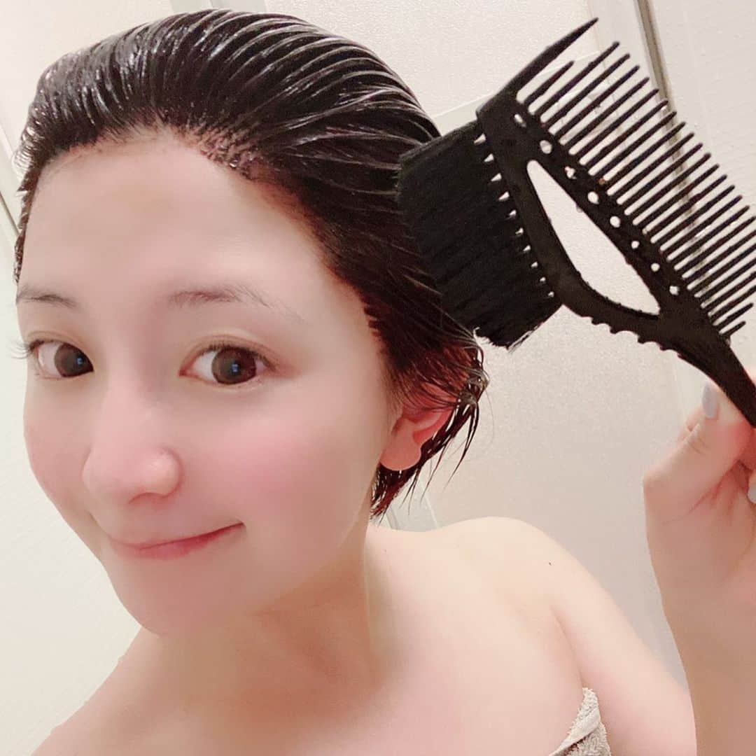 矢口真里さんのインスタグラム写真 - (矢口真里Instagram)「前に #JKにはできないこと というインスタでお家で白髪染めしてると載せたことがあったんですが、 その記事を見た #レッドビジョン という会社の方から、お手紙と白髪が染まるカラートリートメントが届きました😂✨ めちゃくちゃありがたいです😭✨ まだ美容院に行けてないので、 この期間に何度か使わせていただきました😁✨ トリートメント効果が高いので、 美髪しながら染まるのは本当に嬉しい😂✨ ご丁寧に、温かいお手紙やコームやタオルなどもお気遣いしていただき、本当にありがとうございました😭✨」6月24日 17時04分 - mariyaguchi_official