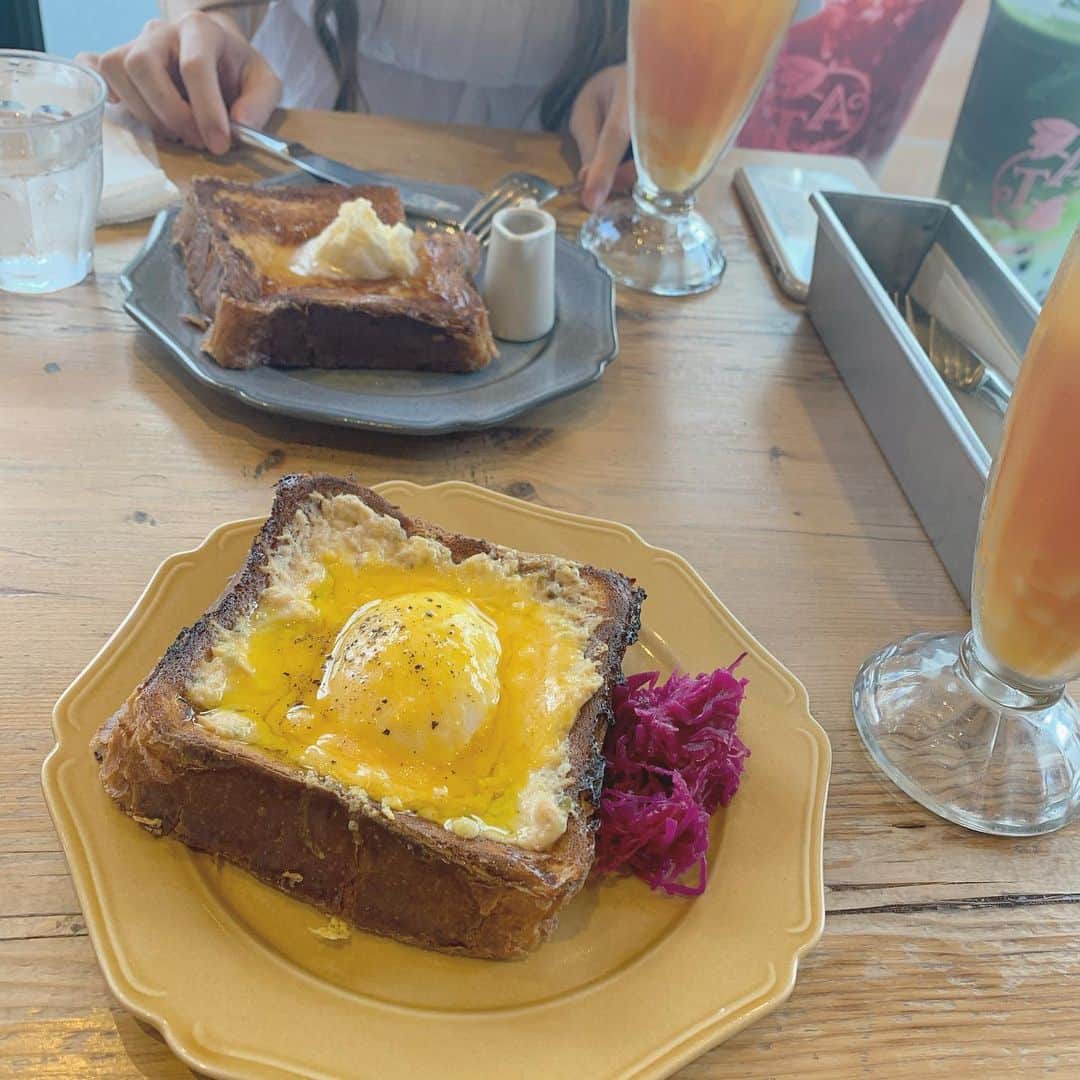 のインスタグラム：「またいろんなカフェ行きたいなあ🥺☕️﻿ 甘いフレンチトーストにエッグベネディクト、﻿ 甘くてしょっぱくて最高に美味しかったやつ😌💖﻿ ﻿ ﻿ #過去pic #カフェ活 #アフタヌーンティー #表参道 #表参道カフェ #東京カフェ #カフェ #カフェスタグラム #フレンチトースト #エッグベネディクト #cafe #tokyo」