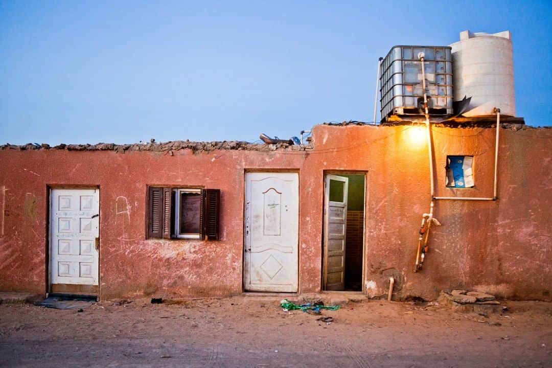 National Geographic Travelさんのインスタグラム写真 - (National Geographic TravelInstagram)「Photo by @amandamustard | Pastel buildings at dusk in Egypt's Western Desert, taken while photographing a remote solar farm. #egypt #westerndesert #sahara」6月24日 17時08分 - natgeotravel