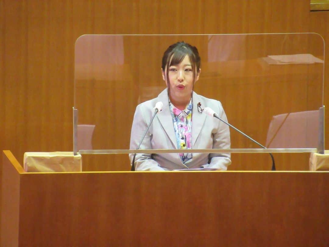 夏目亜季のインスタグラム：「本日の一般質問無事終わりました。  コロナ禍なので、さすがに傍聴する方いないやろなと思ってたけど荒川区民で支援者の方があいにきてくれました。 5階の議会事務局の前で久々に話したら『話して元気出た来てよかった』 『イベントもないしテレビも無くなったから次いつ会えるかな、また傍聴しにくるよ、今日は仕事休みをとった』  といってくれて、こちらも嬉しくなりました。☀️ 議員にはいろんな役割があります。 給付金の対応も毎日のように連絡がきます。 さっきと区民相談があり対応していました。 今は皆孤独だし不安、そんな区民の方が少しでも私に話して安心したり、笑顔になったり元気になってくれるのが嬉しい。 今日もありがとうっていっていただけた。 これからも、誰よりも身近で親しみやすい議員でありたいと思います。  #荒川区議会議員　#荒川区　#荒川区」