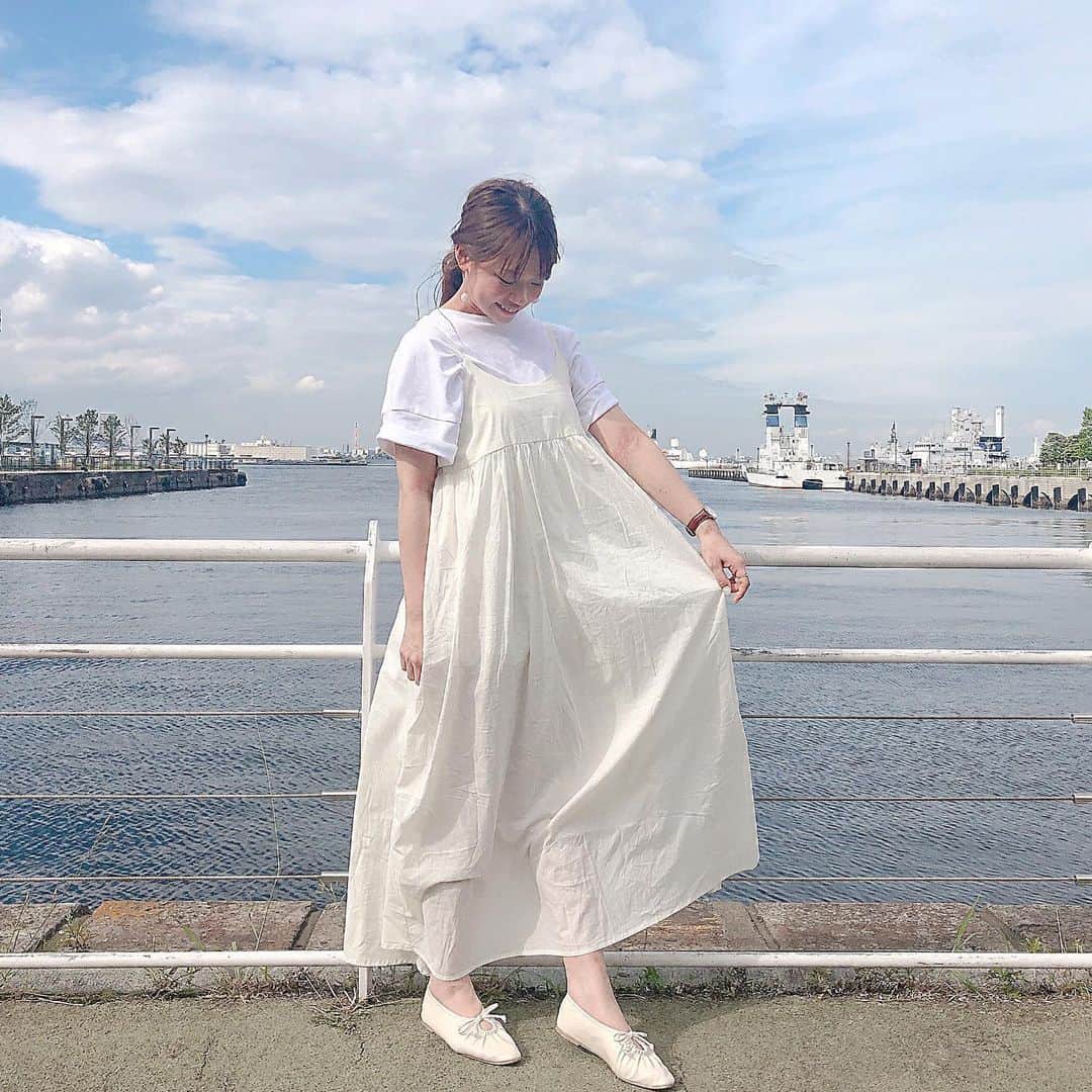 のインスタグラム：「白って映えるよね🤍 汚れないように必死になっちゃうけど🤣（笑） 気付けばプチプラコーデだけど お気に入りっっ🤍🤍🤍 . #gu #kobelettuce #プチプラ #コーデ」