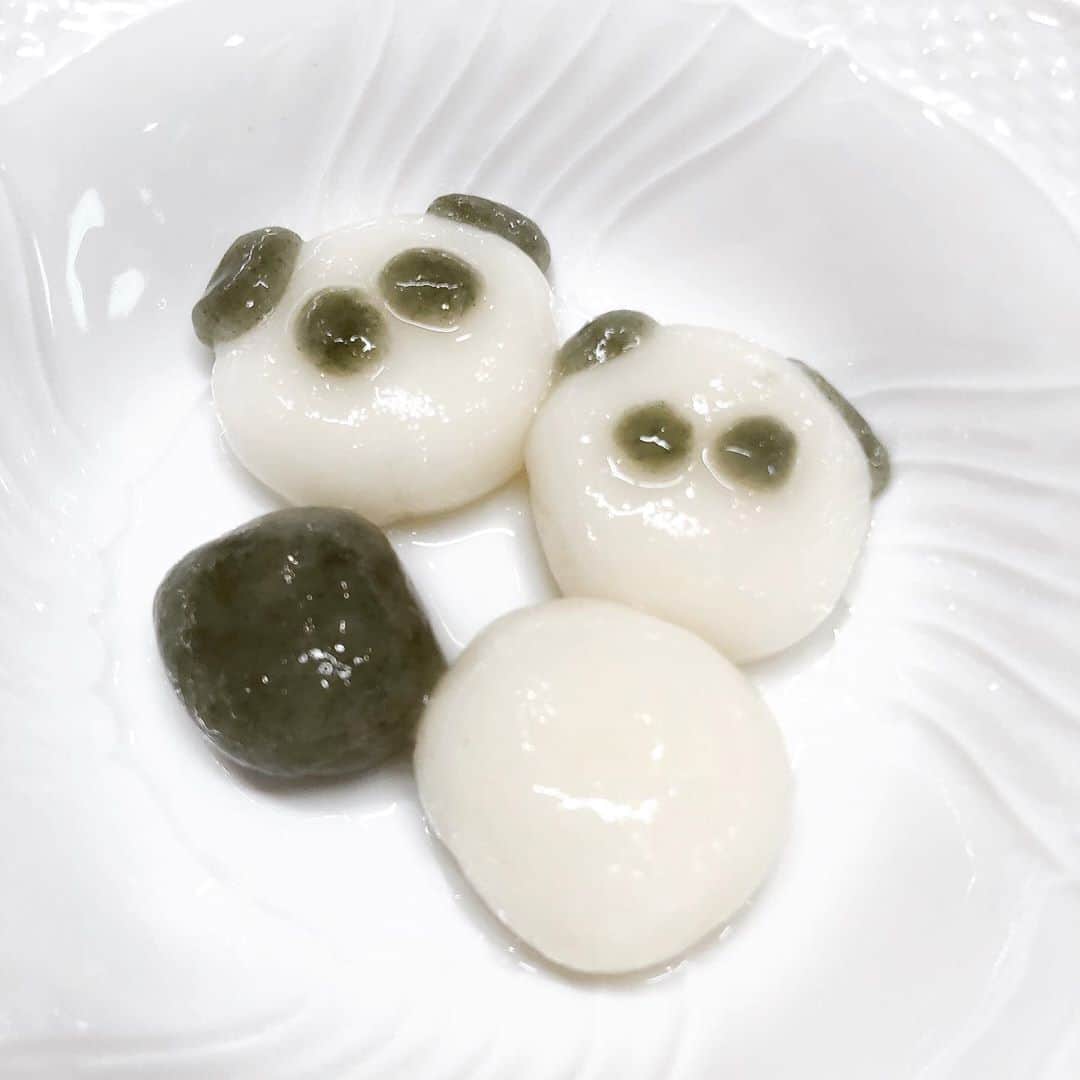 山口もえのインスタグラム：「パンダ白玉🐼 インスタ映えを狙って ナタデココとミカンをいれて ダリアも添えてみたけど まったく映えない…笑 インスタ映えにはほど遠い🌈 #白玉#パンダ #緑はよもぎ粉#インスタ映え  #おいしかった #こどもとクッキング」