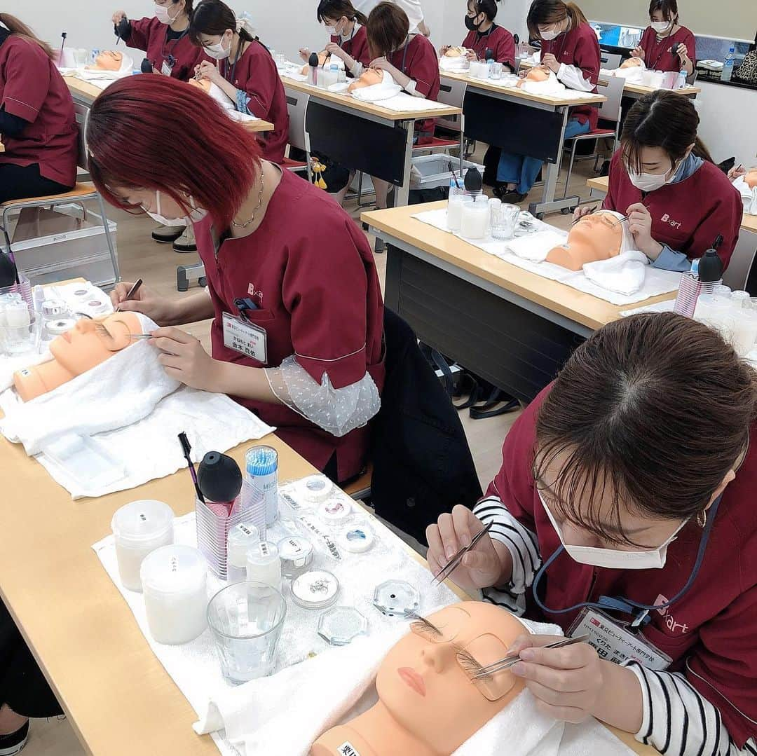 東京ビューティーアート専門学校さんのインスタグラム写真 - (東京ビューティーアート専門学校Instagram)「今日は #アイラッシュ の授業に潜入〜👀 #ヘアメイク科 はヘアメイク だけでなく、 アイラッシュの授業もあるんです😆✨ 沢山の技術を身につけて、沢山の資格に挑戦できるね✨  sanko.ac.jp/tokyo-beauty/e…  #東京ビューティーアート #オープンキャンパス #美容師 #ヘアメイク #エステ #メイク #ネイル #モデル #アイリスト #美容学校 #トータルビューティー #JNA #認定校 #ヘアアレンジ #かわいい #おしゃれ  #ヘアスタイル #ビューティー #アート #コーディネート #おしゃれ好きと繋がりたい #美容好きな人と繋がりたい #仲良し #クラスメイト #美容学生  #美容垢」6月24日 17時16分 - tokyo_beauty_art_college