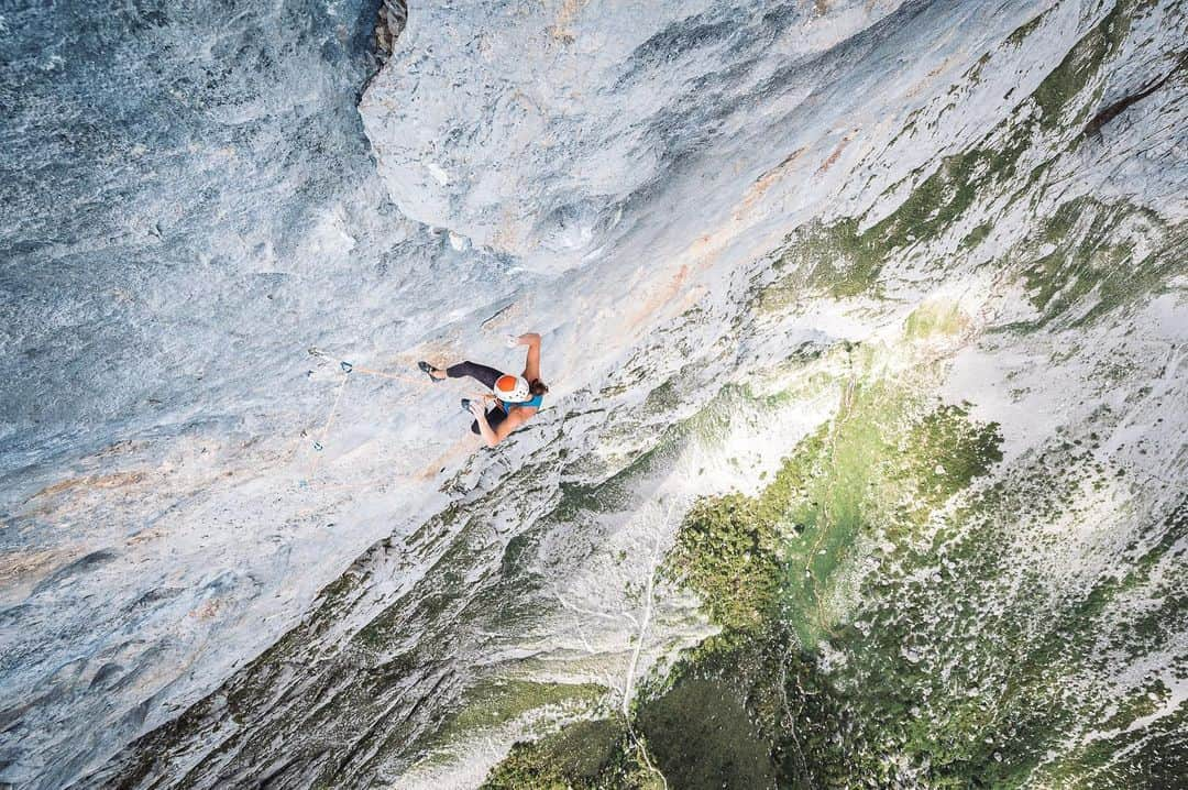 ニナ・カプレツさんのインスタグラム写真 - (ニナ・カプレツInstagram)「Back to this... #rätikon #bigfalls #wogu #seaofrock 📸 @marc_daviet  @arcteryx @petzl_official @scarpaspa @praettigau.ch @climbingmulhousecenter @arkose.climbing」6月24日 17時17分 - ninacaprez