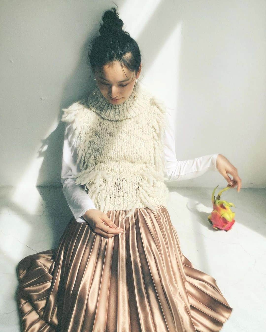 shihori.kathleenのインスタグラム：「. こちらもう秋服撮影🐏オフショット﻿ ﻿ しほり と ドラゴンフルーツ﻿ ﻿ 夏が好きな人手挙げて🖐🏻秋が大好きな人グー挙げて✊🏻」