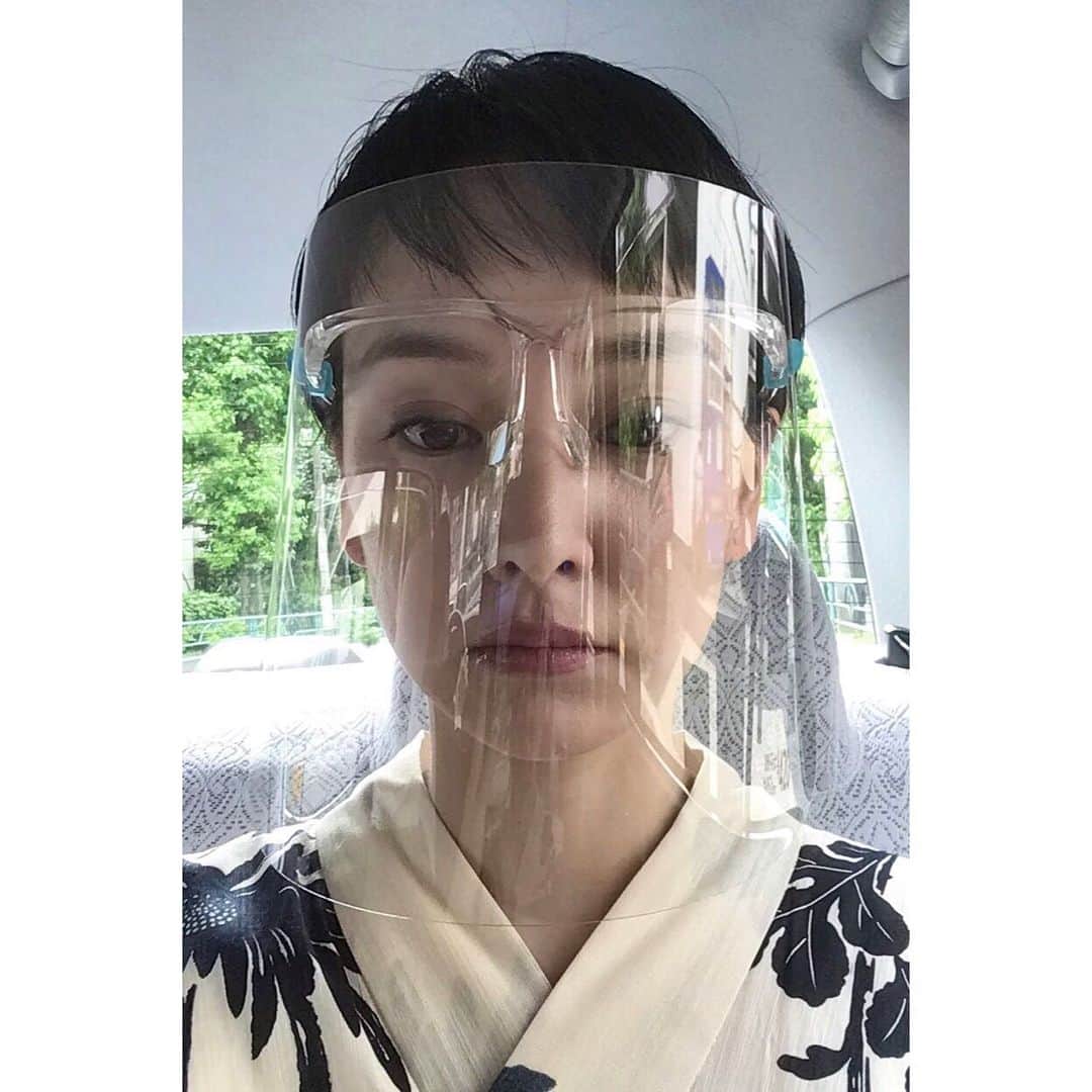 永池南津子さんのインスタグラム写真 - (永池南津子Instagram)「フェイスシールド、良いです。 メイクが崩れないのが◎ しかし我ながら真顔怖い。 お仕事行ってきます。 #フェイスシールド #必需品 #コロナ対策 #真顔 #浴衣 #selfie #永池南津子」6月24日 17時21分 - natsuko_nagaike