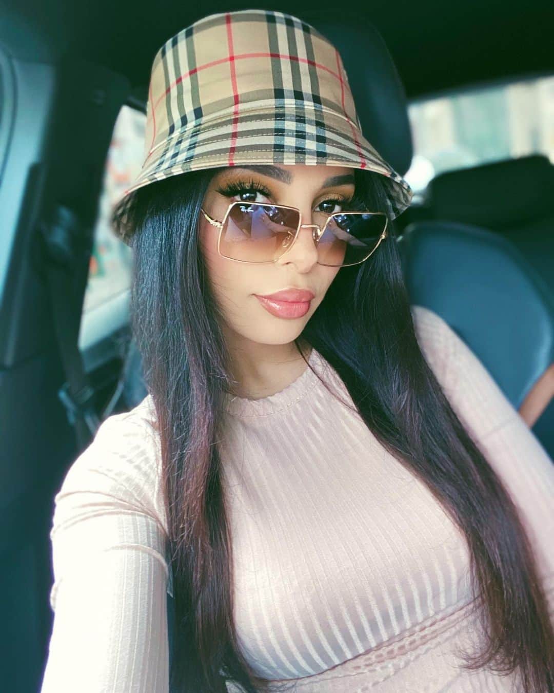 sananasのインスタグラム：「Hey 🤠Pour les plus observateurs, sachez qu’il s’agit d’une banane ! Je répète : une banane ! Le fruit 🍌! 🤦🏻‍♀️😂 PS : Je vous ai enfin posté la vidéo sur la maquillage Shein hier ! Le lien est dans la bio 😘」