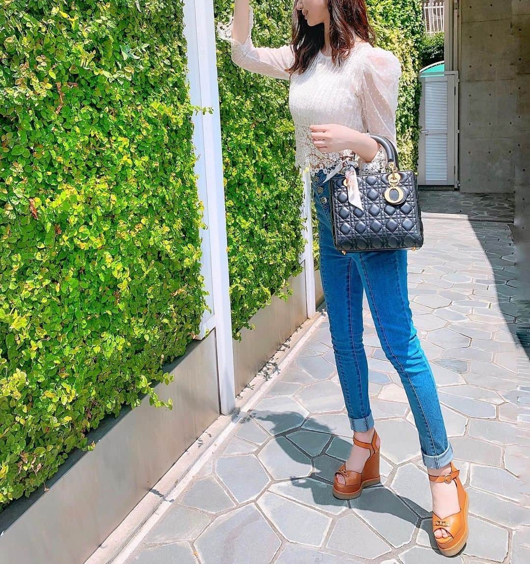 あべなつきさんのインスタグラム写真 - (あべなつきInstagram)「カジュアルコーデ　👜👖🤍﻿ ﻿ Tops（トップス）：Zara﻿ trousers（ズボン）：Barak﻿ Sandals（サンダル）：Celine﻿ Bag（バッグ）：Dior ﻿ ﻿ 安定のハイブラとプチプラの組み合わせ✨﻿ ﻿ セリーヌのサンダル可愛すぎる❤️﻿ ZARAのトップスはセール商品で、﻿ 3000円くらいだった！😳﻿ ﻿ ﻿ ﻿ ﻿ #セリーヌ　#サンダル　#レディディオール  #コーデ　#ハイウエストデニム　#ZARA #ZARAコーデ　#デニムコーデ　#ハイウエストパンツ　#今日のコーデ　#ザラ　#カジュアルコーデ　#ファッション　#ディオール　#ハイブランド　﻿#code #全身コーデ ﻿ #韓国ファッション #コーデスナップ」6月24日 17時33分 - i.am_natsuki_