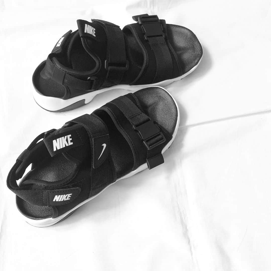 bump6766のインスタグラム：「2020.6.24 こんにちは☀️ ・ 今日は、お庭で縄跳びやっただけ… 引きこもり🏠 ・ 去年から スポーツサンダルに思い切りはまり♡♡ 今年は次男に勧められ、少し悩んだけれど…ポチってしまった♡♡ ［NIKEキャニオン］ 届いてすでにヘビロテ中❥❥❥ ロングワンピにピッタリ👌 ・ ・ ＿＿＿＿＿＿＿＿＿＿＿＿＿＿＿＿＿＿＿ ・ ・  #スポサン#スポーツサンダル#NIKEキャニオン#ナイキ#ナイキキャニオン#locari#ロカリ#アラフィフ#置き画#置き画くら部 #おしゃれさんと繋がりたい #お洒落さんと繋がりたい」