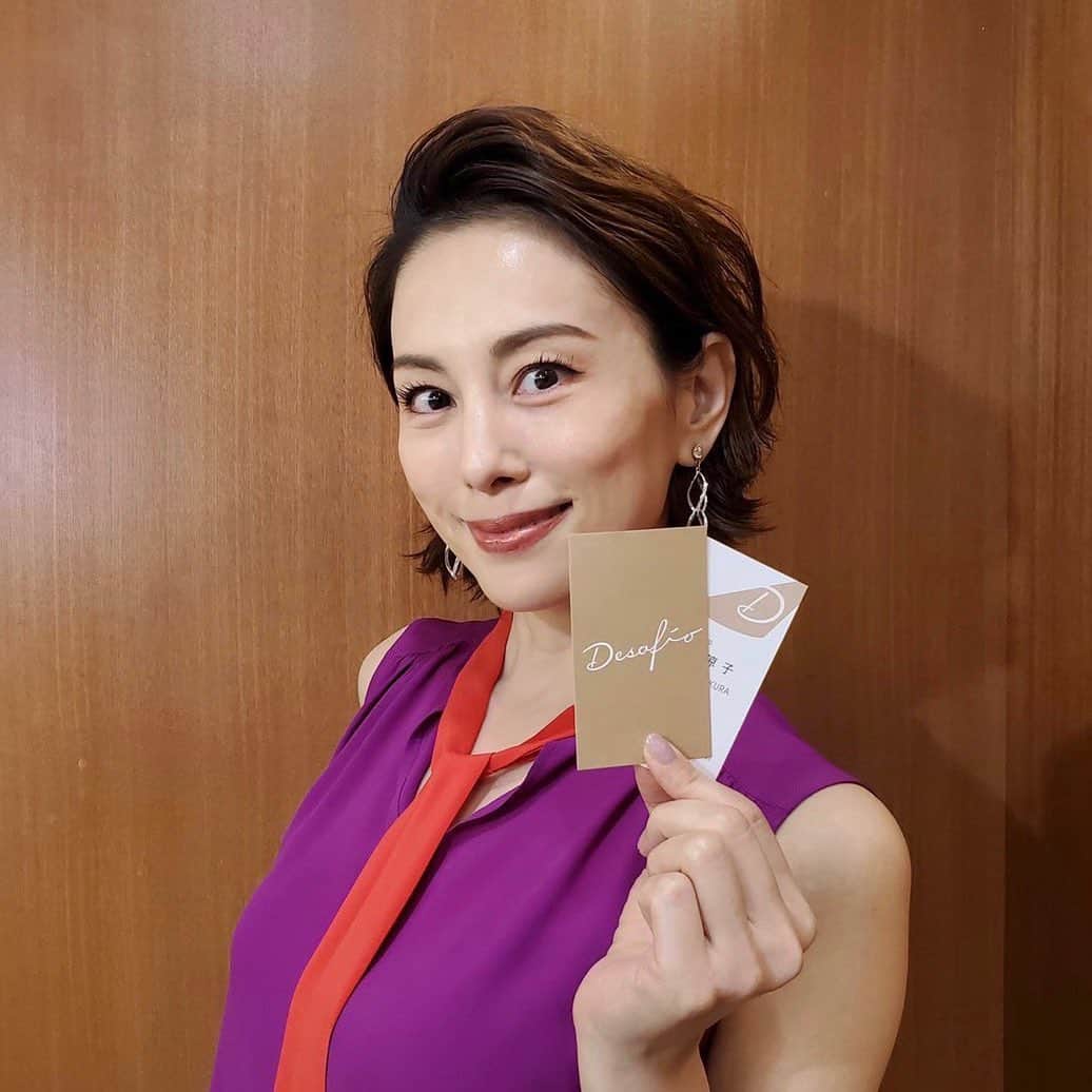 米倉涼子のインスタグラム：「私の事務所のロゴが完成しました🧡﻿ スポットライト✨をモチーフにしたデザインで色んな意味が込められています❣️﻿ 表現者として挑戦者として﻿ がんばるぞ〜‼️‼️﻿ ﻿ ﻿ I am excited to announce that the logo for my company is officially done❣️﻿ ﻿ I used spotlight as a motif for the logo and it took me so long to come up with the design since it has a lot of meaning inside of the design✨﻿ ﻿ Continually I'll do my best as an actress and a challenger‼️‼️﻿ ﻿ @3218mitsu ﻿ #YonekuraRyoko﻿ #desafío﻿」