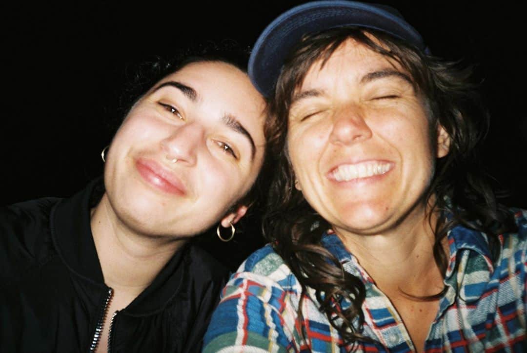 コートニー・バーネットのインスタグラム：「Happy birthday to my wonderful friend Georgia Maq @goldsoundz_ who inspires me every day 💘💘 Her birthday wish is for u to donate to @djirravic or @warrevolt if you can. Listen to her band @camp_cope and her solo album. voice of an angel, heart of gold, love u xo (photo from December 2019, Breamlea VIC)」