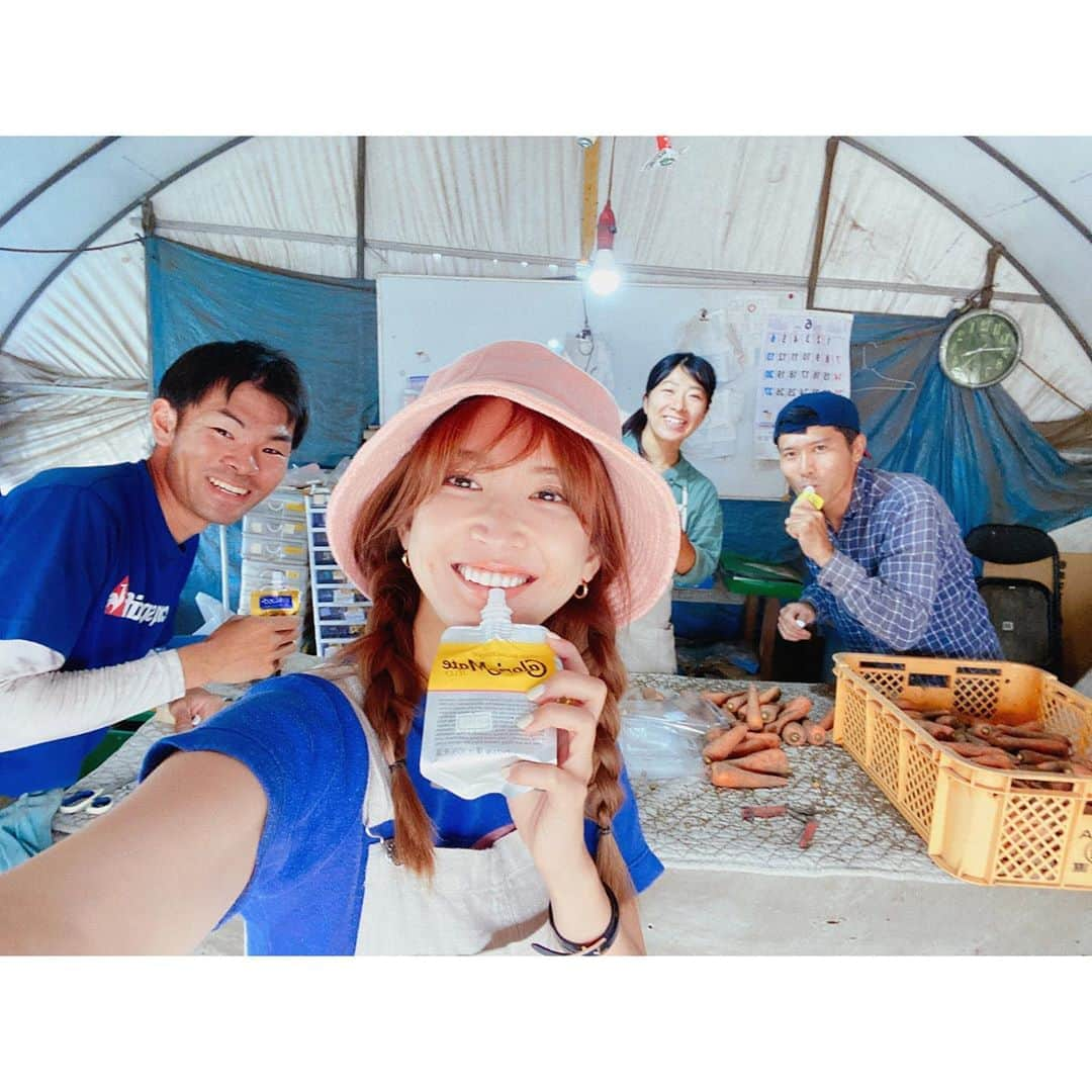 紗栄子さんのインスタグラム写真 - (紗栄子Instagram)「今日は乗馬へ行って、zoom会議をして、その後に宮崎の綾町のにんじん農家の北野さんのところにお邪魔しました🥕✨ ﻿ ﻿ 宮崎に帰ってきてからは北野さんの畑によく遊びに行かせてもらっていて、作業のお手伝いをさせてもらったりしています🥰🤲🏻✨ ﻿ ﻿ 農薬、化学肥料、除草剤を不使用の畑で作られた北野さんのところの完全無農薬のお野菜たちはとてもエネルギッシュで、にんじんも皮まで安心して食べられます🥕💖✨ ﻿ ﻿ ﻿ 美味しいものだーい好き🥰🥰💘✨✨﻿ #宮崎#綾#オーガニックファーム綾#vege8 #にんじん#綾町自然生態系農業」6月24日 17時34分 - saekoofficial