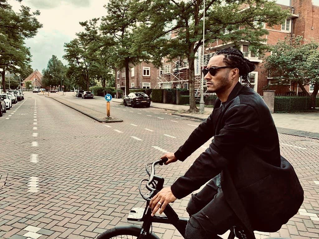 サネリー・ジェームズのインスタグラム：「When everything seems to be wrong and bad,it means that old energy is clearing out for new energy to enter. Follow your heart and trust that good things are coming. 👊🏽👊🏾👊🏼👊🏻👊🏿..Much love!」