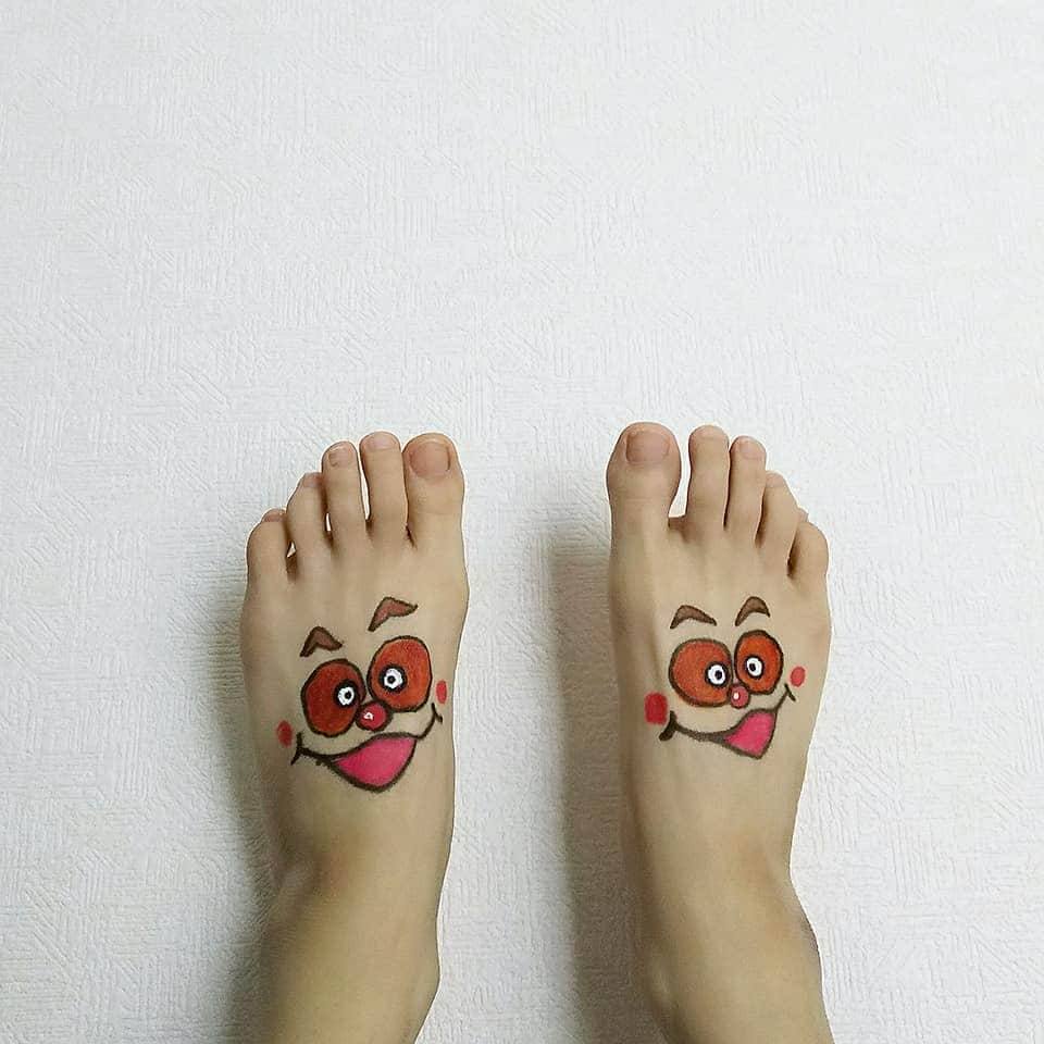 sweet_strawberryさんのインスタグラム写真 - (sweet_strawberryInstagram)「👣【#クリームパンダちゃん 】 普通は手グー✊でやるだろ！【#クリームパンダの手 】 ✏️直描きもしないだろ💦 今、🛒スーパーのレジに並ぶのなら、ソーシャルディスタンスで、必ず床に距離を取って立つ位置を印されてると思うけど、 その目印位置を全く無視して？ レジの行列に並んでる時から、男女２人組が、私の真後ろ、👟靴１足分くらい、首筋に息がかかるくらいの至近距離(私入れて３人組じゃね？くらいの集り)で立たれて、 私がソーシャルディスタンスの立つ印に前進移動する度に、その２人も、私とひとまとまりに動いて、 ちょっと待って💦ちょっと待って💦ソーシャルディスタンス取って〰️って思った。 そして、私のレジの順番が来て、レジスターの真横の位置に立ったら、 その２人は、レジ台の後方にいて、少しは距離が開くだろうと思ったら、 私と一緒にホント、レジの先頭まで歩いてきて、その人達のレジまだなのに(箱のお酒🍺一緒の支払いにされそうなくらい)、 私の財布の中身が見えるくらいの真横まで詰めて来られて、 ちょっと💦ちょっと💦コロナ以前なら、そういう近い人いたけど、今❗️こんなソーシャルディスタンス言われてる時よ？、自分の立つ位置、床に目印あるよ？って思って、ビビった🤣 たまに、コロナ以降でも行列やレジの順番待ちに並んでる時近い人いるよね〰️🤣 #私の足#ボケて#なんか違う#クリームパンナちゃん#アンパンマン#anpanman#クリームパン#似顔絵#いたずら書き#ペン画#足#裸足#素足#足元クラブ#アンニュイ#日常を紡いでく」6月24日 17時36分 - sweet_strawberry