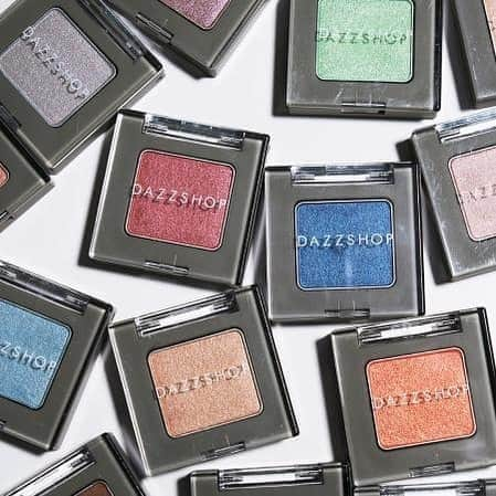 dazzshop officialさんのインスタグラム写真 - (dazzshop officialInstagram)「. . 《ALLURED SINGLE EYESHADOW アリュールドシングルアイシャドウ》 . なめらかで高密着なテクスチャーの上質なアイカラー。 1色ごとに計算されたこだわりの処方で、色をぬり重ねても濁りません。 . 120種以上のパールの中から、最適な組み合わせを厳選。 グラデーションもつけやすく、上品な仕上がりに。 . 全26色 ¥2,000(税抜) . . #DAZZSHOP #ダズショップ #ルミネエスト新宿 #大丸札幌 #そごう横浜 #松坂屋名古屋 #大丸下関 #eyemakeup #makeup #beauty #cosme #ビューティー #メイク #アイメイク #アイシャドウ#単色アイシャドウ」6月24日 17時38分 - dazzshop_official