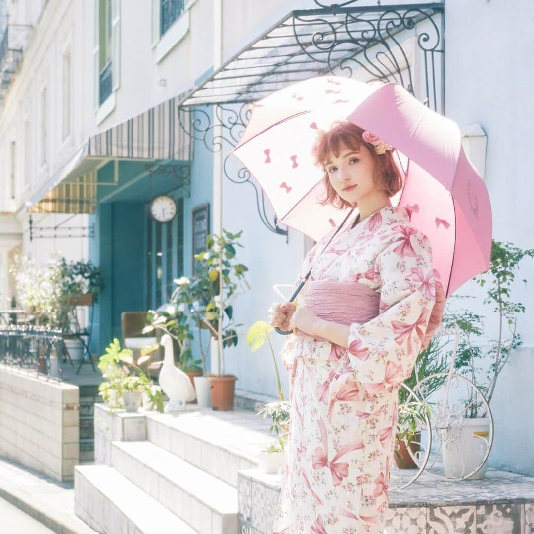 maisondefleur_pressさんのインスタグラム写真 - (maisondefleur_pressInstagram)「. カゴバッグと合わせてさらに可愛く🎀✨ . Maison de FLEUR Maison de FLEUR Petite Robe 2020 YUKATA COLLECTION🎀 . . Maison de FLEUR Maison de FLEUR Petite Robe 2020 YUKATA COLLECTIONが 大好評販売開始です👘♫ . . 買い逃した方は、お見逃しなく！ . 全国ショップでも販売開始👘✨ . . 《商品詳細》 Maison de FLEUR Paris Ribbon Yukata Pink/Red ¥8,990＋tax . Maison de FLEUR Petite Robe Paris Bouquet Yukata Pink/Red ¥8,990＋tax . 共に浴衣＋兵児帯＋下駄の3点セット . . #maisondefleur#メゾンドフルール #フルール #浴衣#maisondefleurpetiterobe#プチローブ #メゾンドフルールプチローブ#yukata#ribbon#paris#summer#japan#和服＃浴衣#ゆかた #浴衣デート#浴衣コーデ#浴衣ヘアアレンジ#浴衣女子#浴衣美人#浴衣コーディネート#浴衣アレンジ .」6月24日 17時38分 - maisondefleur_press