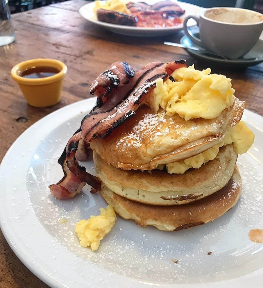 Eat With Steph & Coのインスタグラム：「Deliveroo dinners have been a saviour but I for one am going straight out for brunch as soon as I can on 4th July I hope! Who’s with me!? Pictured here are the fluffiest pancakes in south London imo from @flour2people in Camberwell 🥞🥓☕️ 📸 @thetessaproject  #londonbrunch #flour2thepeople #southlondon #brunch #pancakes」
