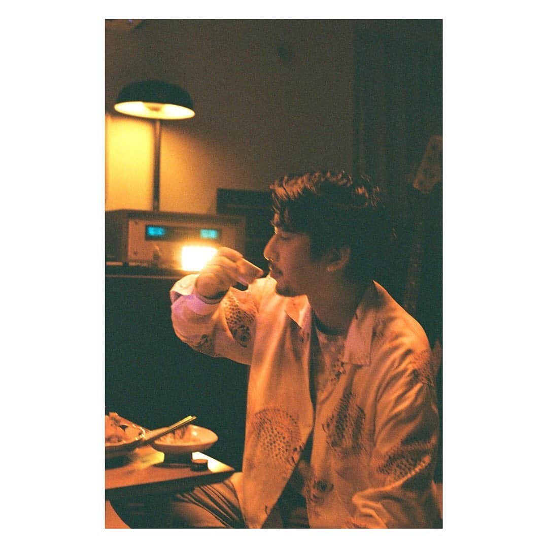 のインスタグラム：「NIGHT FEVR Cast 馬場ふみか @fumika_baba 小林竜樹 永嶋柊吾 @shugo_nagashima  Photo 仲野太賀 Stylist 山田陵太 @ryotayamada______ Hair 吉田太郎 @taro6078 八戸亜季子 @akikohachinose  #日本酒 #純米大吟醸 #松乃井酒造 #sake」