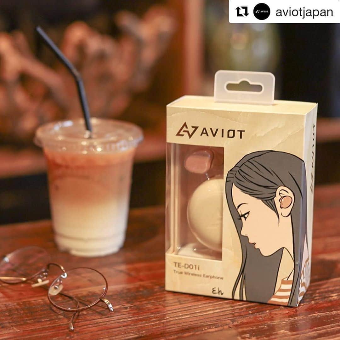 のインスタグラム：「パッケージイラストを担当しているAVIOTの女性向けワイヤレスイヤホン【TE-D01i】に新色が出ました。 ﻿  #Repost @aviotjapan with @get_repost ・・・ ✨新色Latteリリース✨【TE-D01i】﻿ ﻿ ﻿ ＃TE-D01iに着替えよう。﻿ ﻿ ﻿ 女の子に話題のかわいいイヤホンTE-D01iに、﻿ 新色Latteが登場です♪﻿ ﻿ 今回もパッケージには、﻿ 漫画家・イラストレーターの江口寿史先生書き下ろしイラストを使用☺️✨﻿ ﻿ アンニュイな表情がたまらない、﻿ 素敵なイラストを描いていただきました🙆‍♀️﻿ ﻿ 大人可愛いLatteの予約は、6/25(木)スタート！﻿ 各AVIOT公式ストアにて予約可能です！﻿ ﻿ ﻿ >>詳しくはプロフィールのURLから✅﻿ ﻿ #AVIOT #TED01iに着替えよう #TED01i #bluetoothイヤホン #ワイヤレスイヤホン #イヤホン #無線イヤホン #完全ワイヤレス#完全ワイヤレスイヤホン #おうち時間 #Latte #カフェラテ #カフェ #カフェ好きな人と繋がりたい #カフェスタグラム」