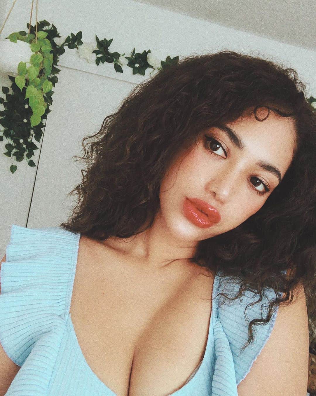 ユリサのインスタグラム：「700万年ぶりにヘアサロンに行ったので、300万年ぶりにセルフィー撮った🤳🌼🌸🌻🌺 #関西人にとって100万年は1ヶ月 #100万円は100円 #何色にするかとか #ストレートにしようかとか #死ぬほど悩んだ #関西人にとって死ぬほどっていうのは10分以上の事 #爆 #関西人あるある　 #curlyhair  #飽きたけどキープ」